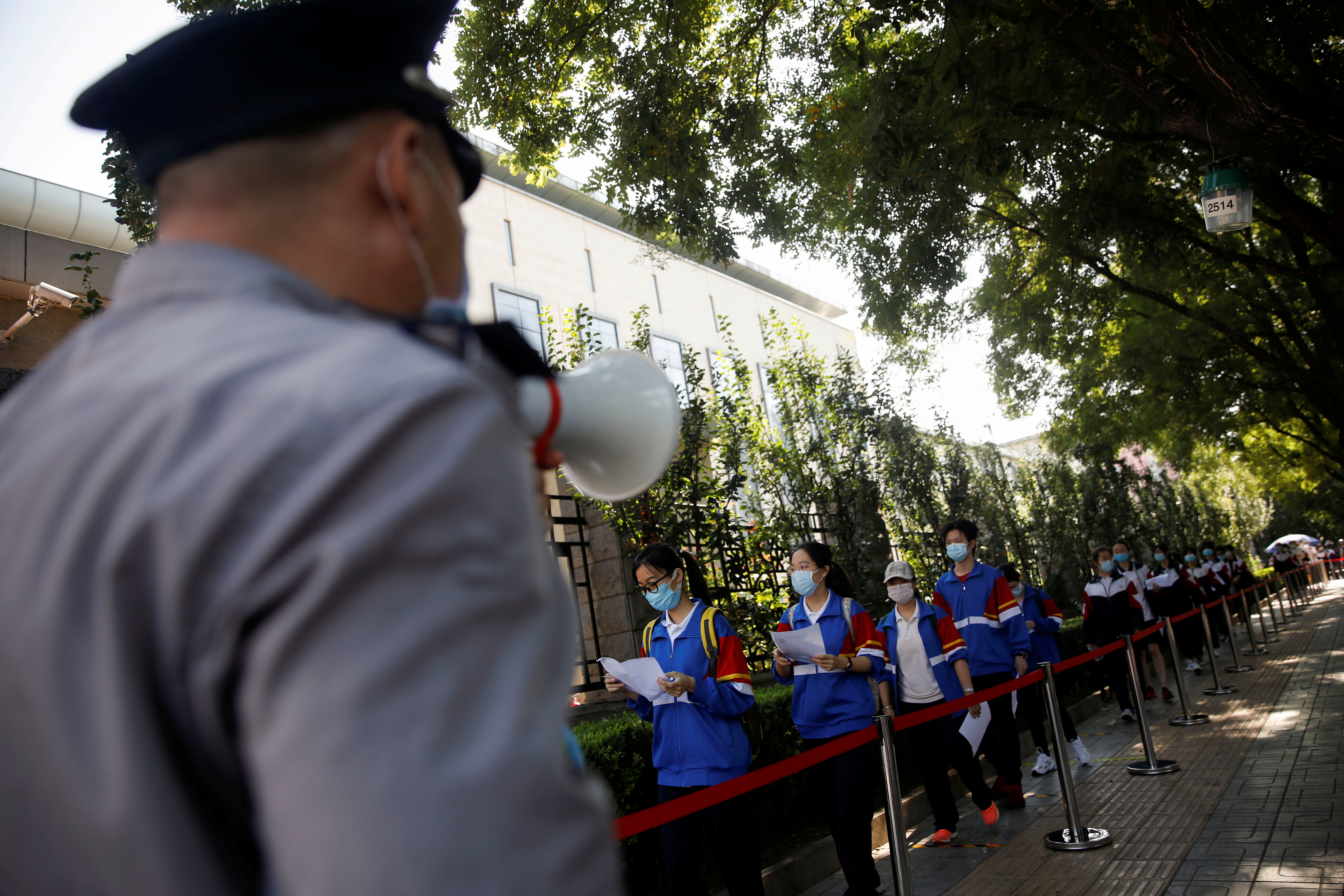 Estudiantes hacen fila para ingresar a la escuela en la que realizarán el examen de acceso a la universidad o "gaokao" en julio en Beijing (REUTERS/Carlos Garcia Rawlins)