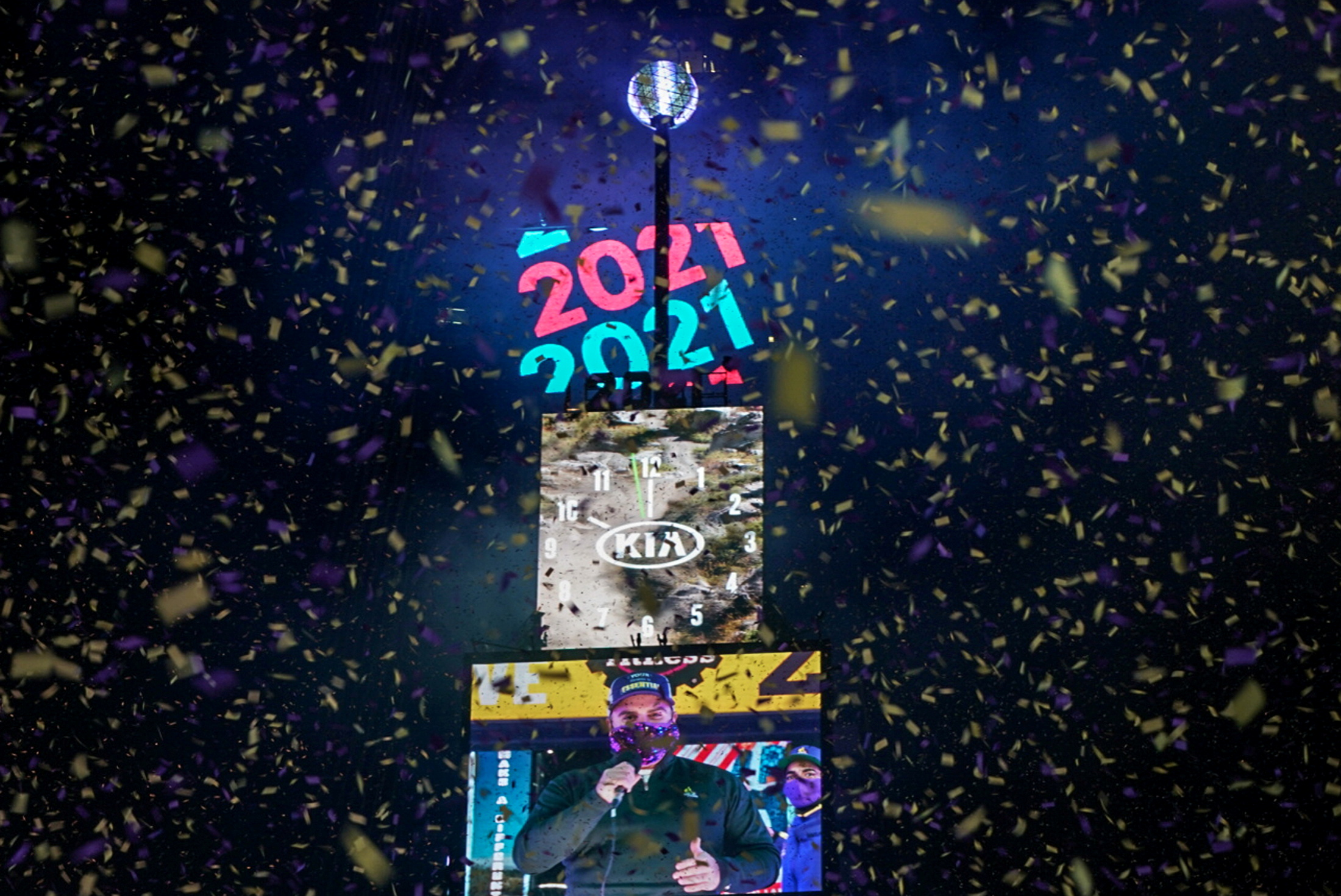 Confetti vuela alrededor de la esfera del reloj durante la cuenta regresiva en Times Square en el evento virtual de año nuevo luego del brote de coronavirus en Manhattan-Nueva York