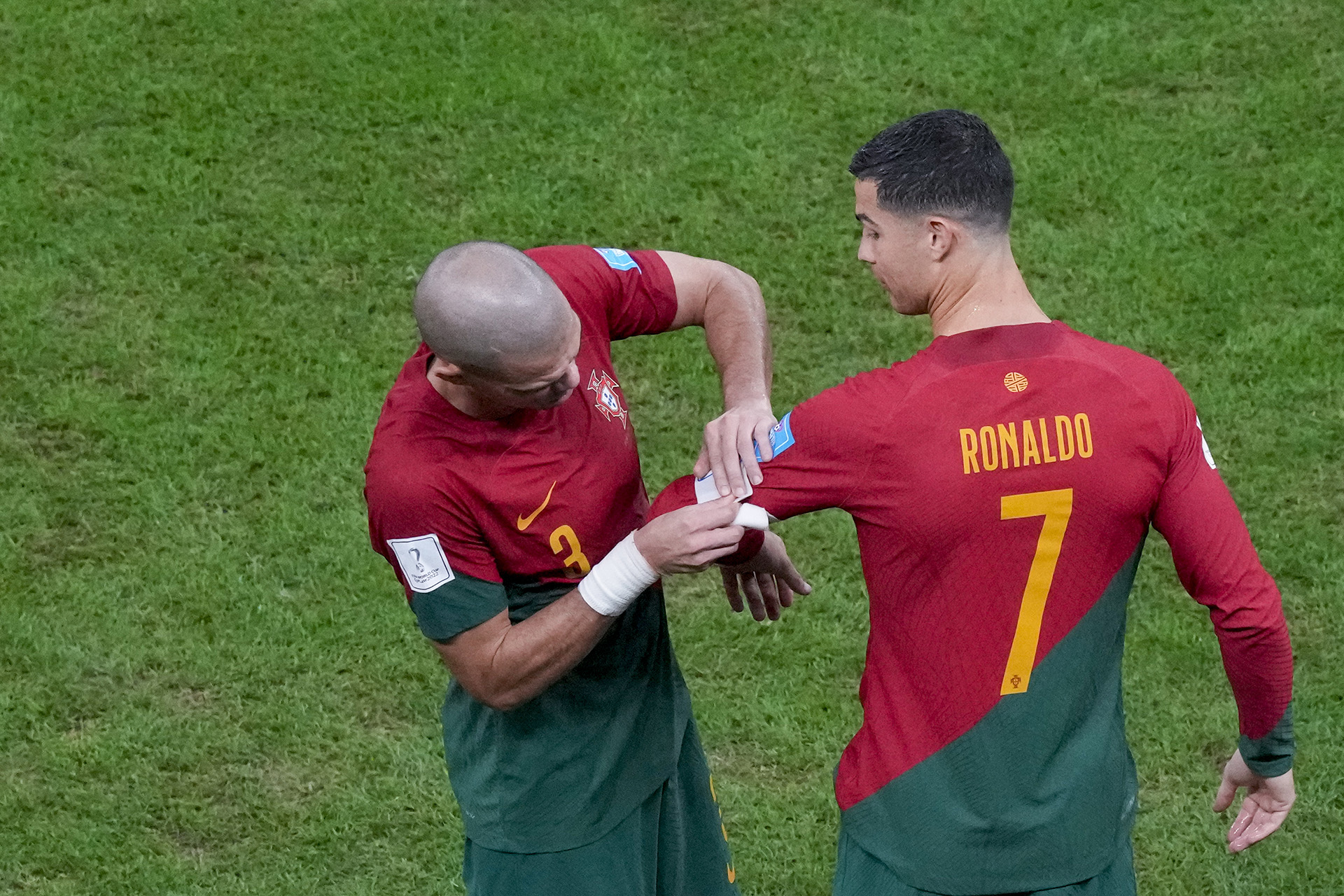 Pepe le entregó personalmente la cinta de capitán a Cristiano Ronaldo cuando ingresó a los 72 minutos (Foto: AFP)