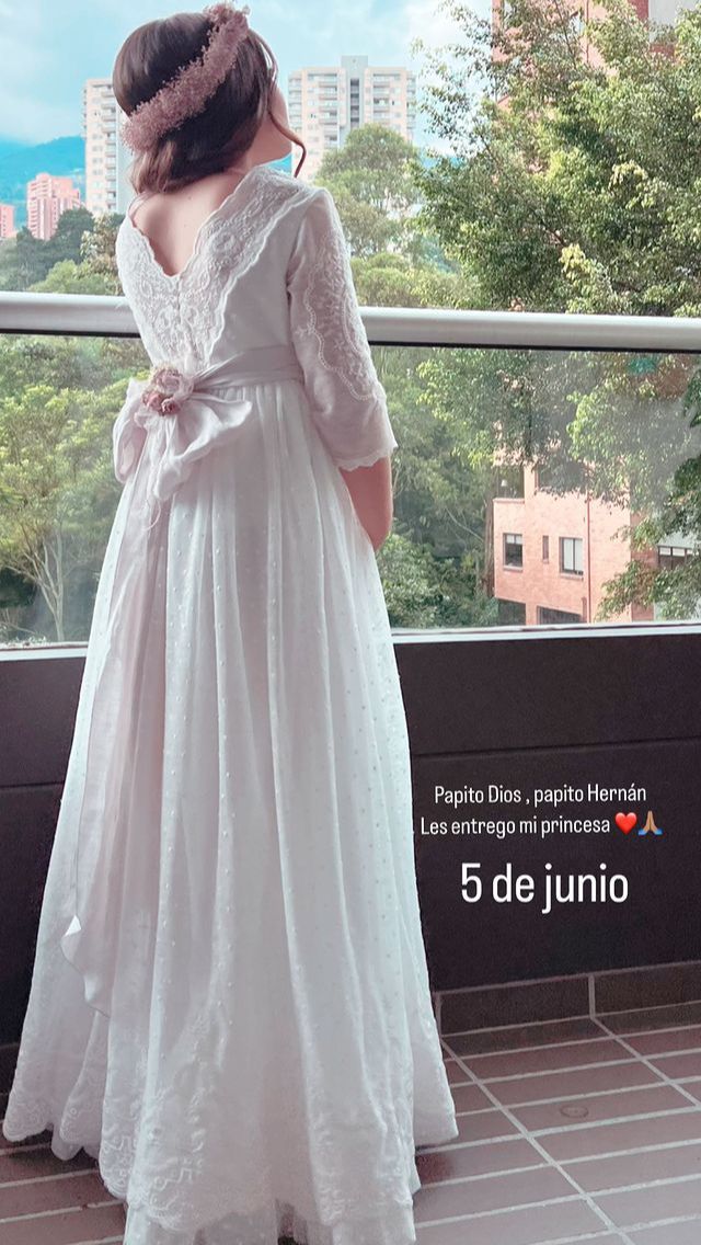 El vestido que usó Salomé Rodríguez para su primera comunión.  Imagen: Originalmente por @danielaospina.
