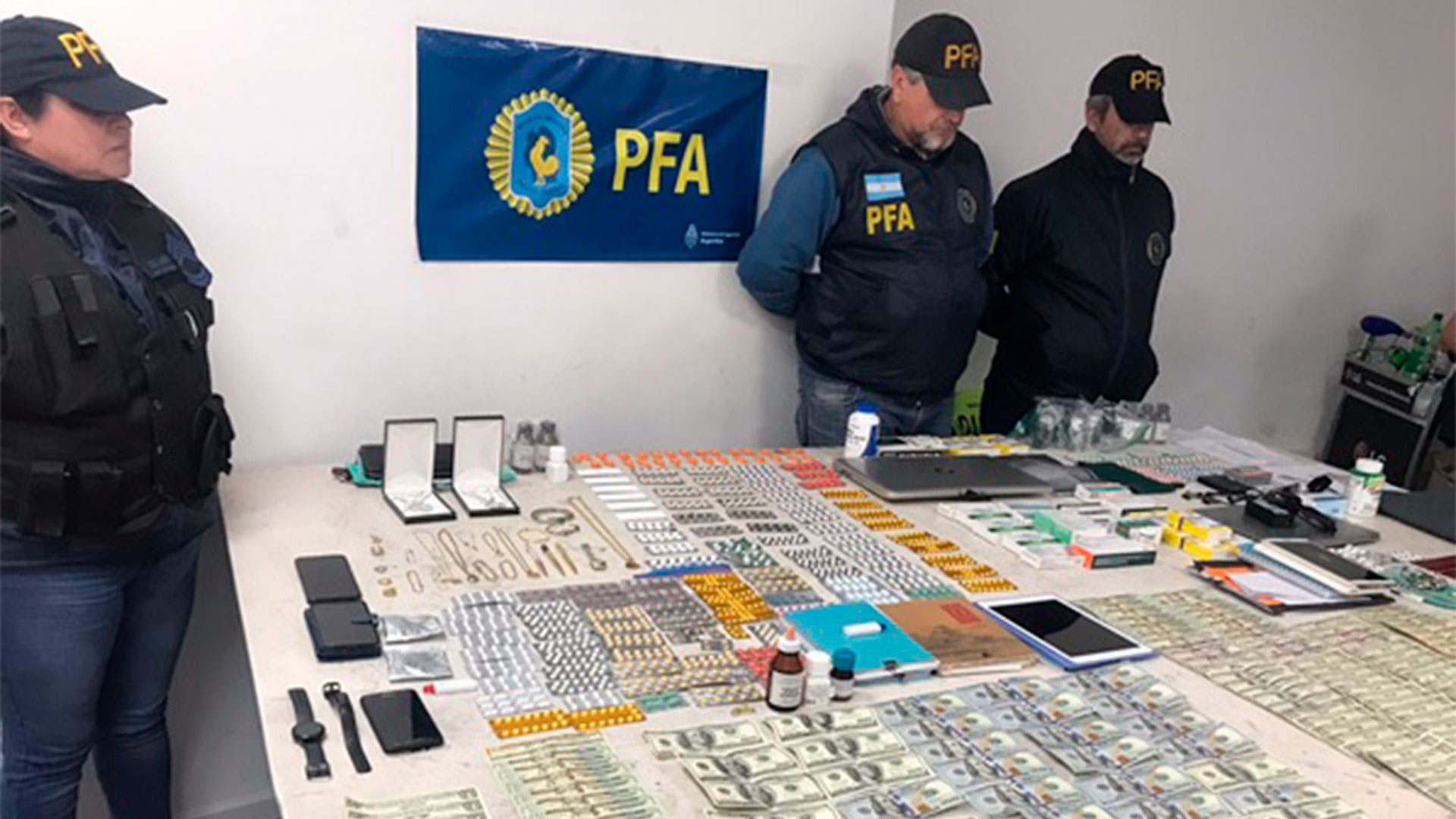 Dólares, medicamentos y objetos de valor secuestrados en los allanamientos