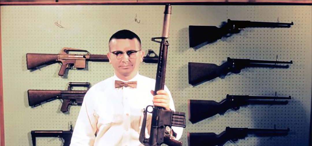 Eugene Stoner, el inventor del fusil M16 –otro de los fusiles más famosos del siglo XX– invitó a Kalashnikov en 1991a visitarlo en los Estados Unidos y conocer su fábrica 