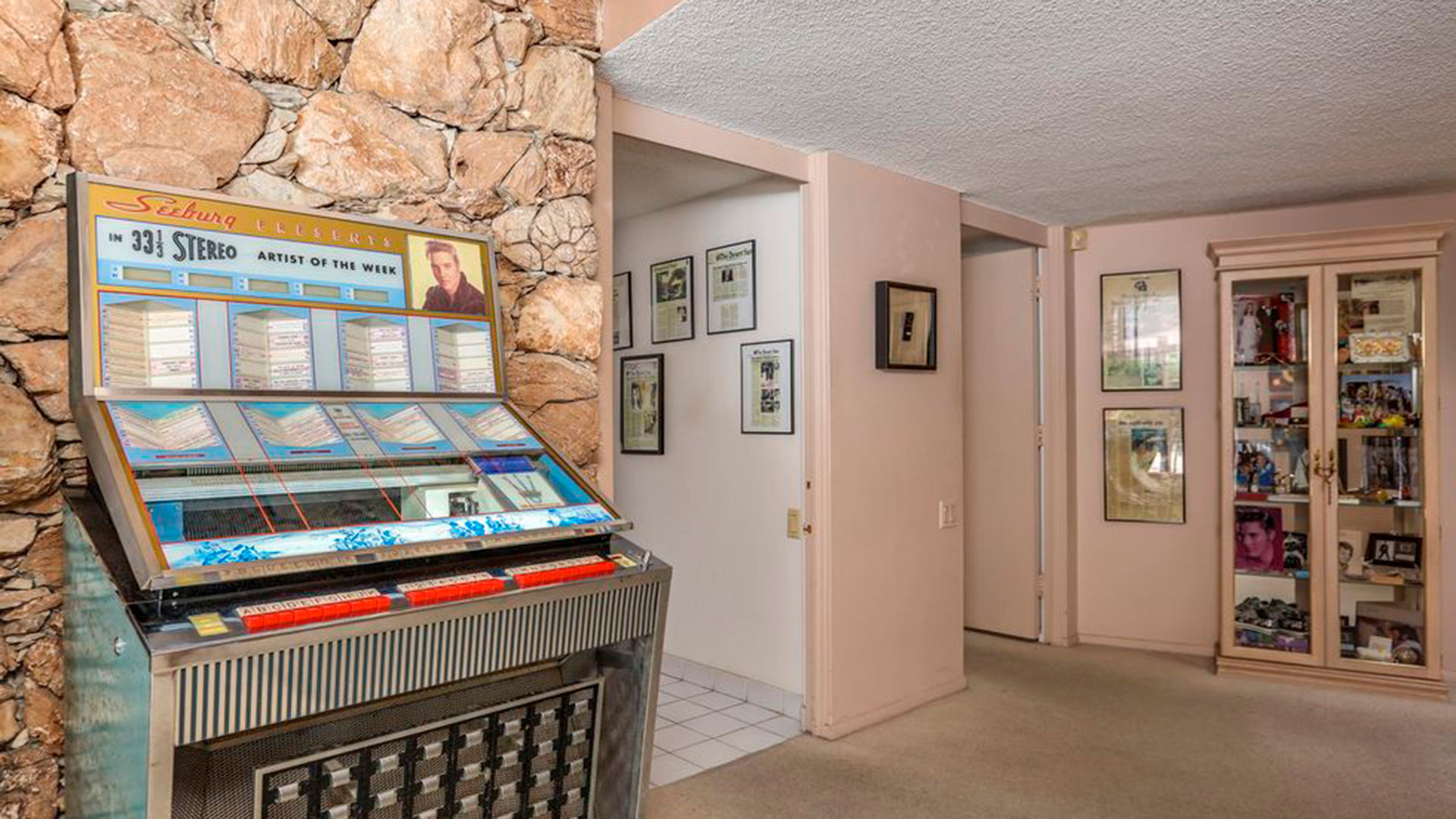 La vivienda cuenta con fotos de Elvis y objetos antiguos como esta rockola (Bennion Deville Homes)