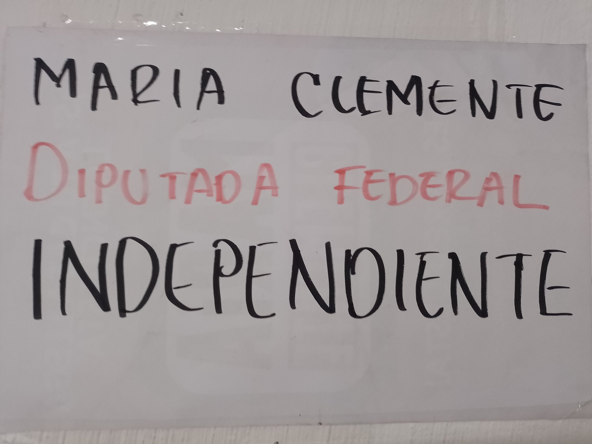 Con un cartel hecho a mano fue como Clemente García dio a conocer su decisión de abandonar Morena (Foto: Twitter/@MARIACLEMENTEMX)