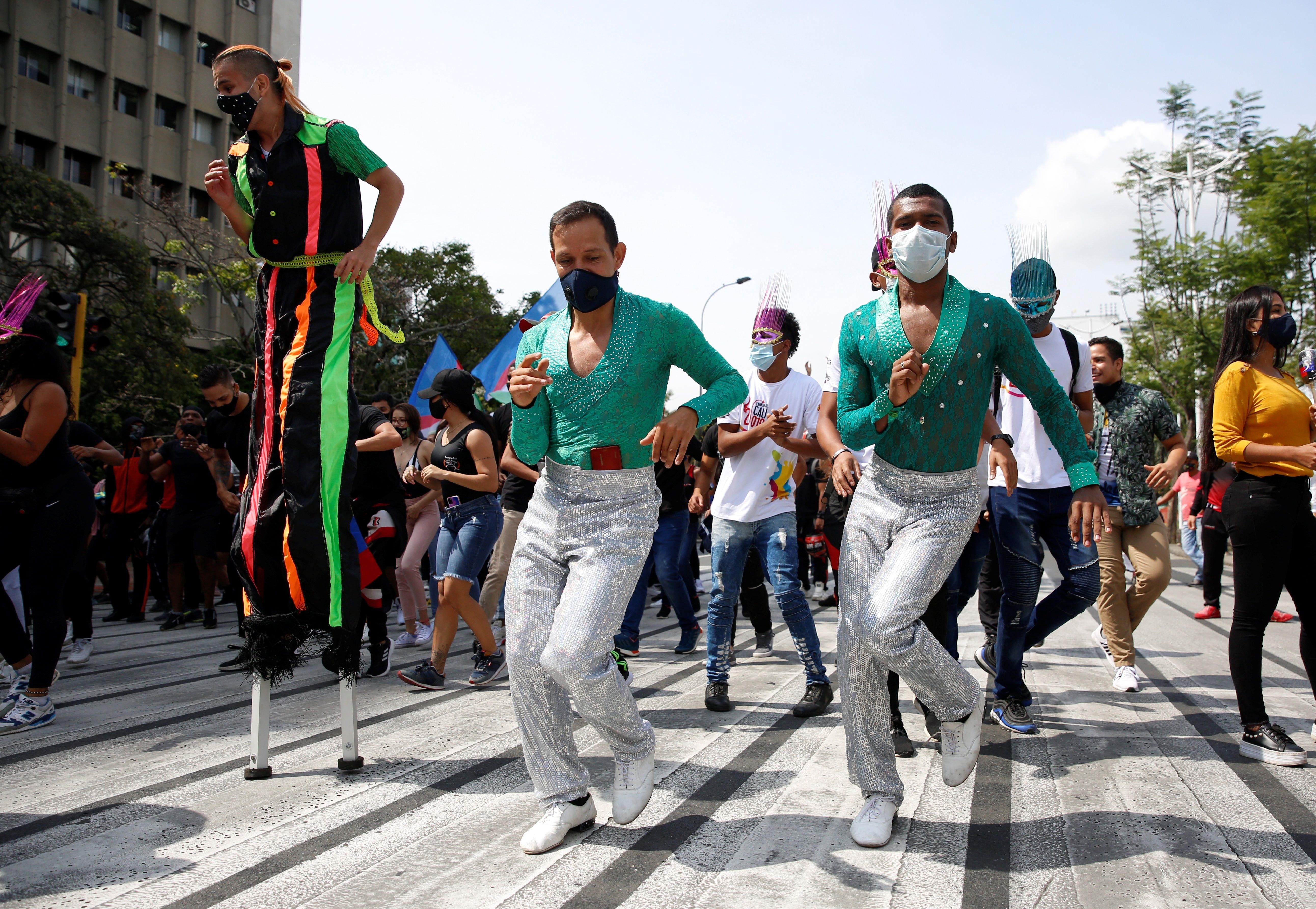 Bailarines de salsa realizan un plantón pidiendo que en Cali se celebre la tradicional feria de fin de año de manera virtual, hoy en Cali (Colombia). EFE/ Ernesto Guzmán Jr.
