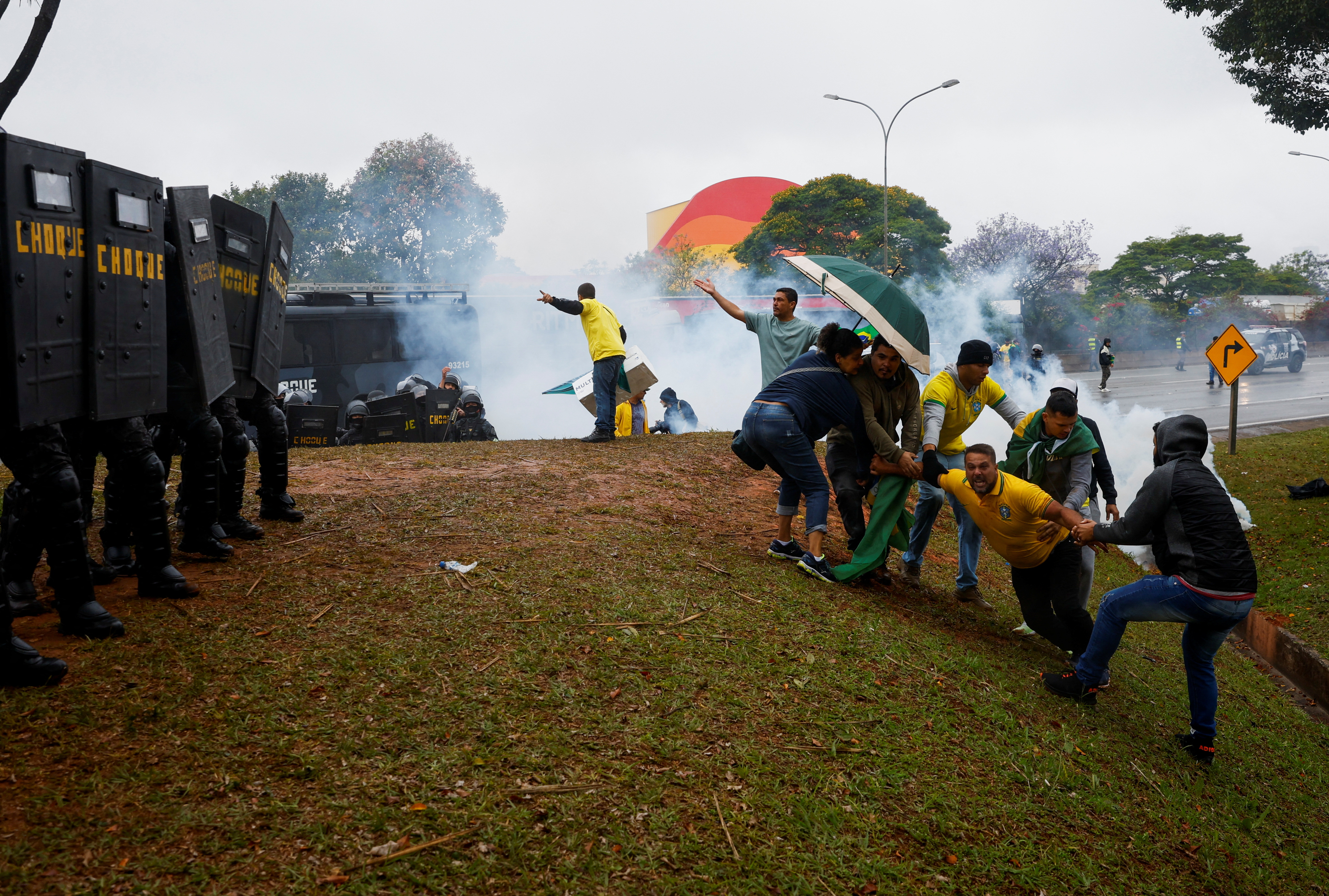 Los partidarios del presidente de Brasil, Jair Bolsonaro, chocan con la policía militar durante una protesta 