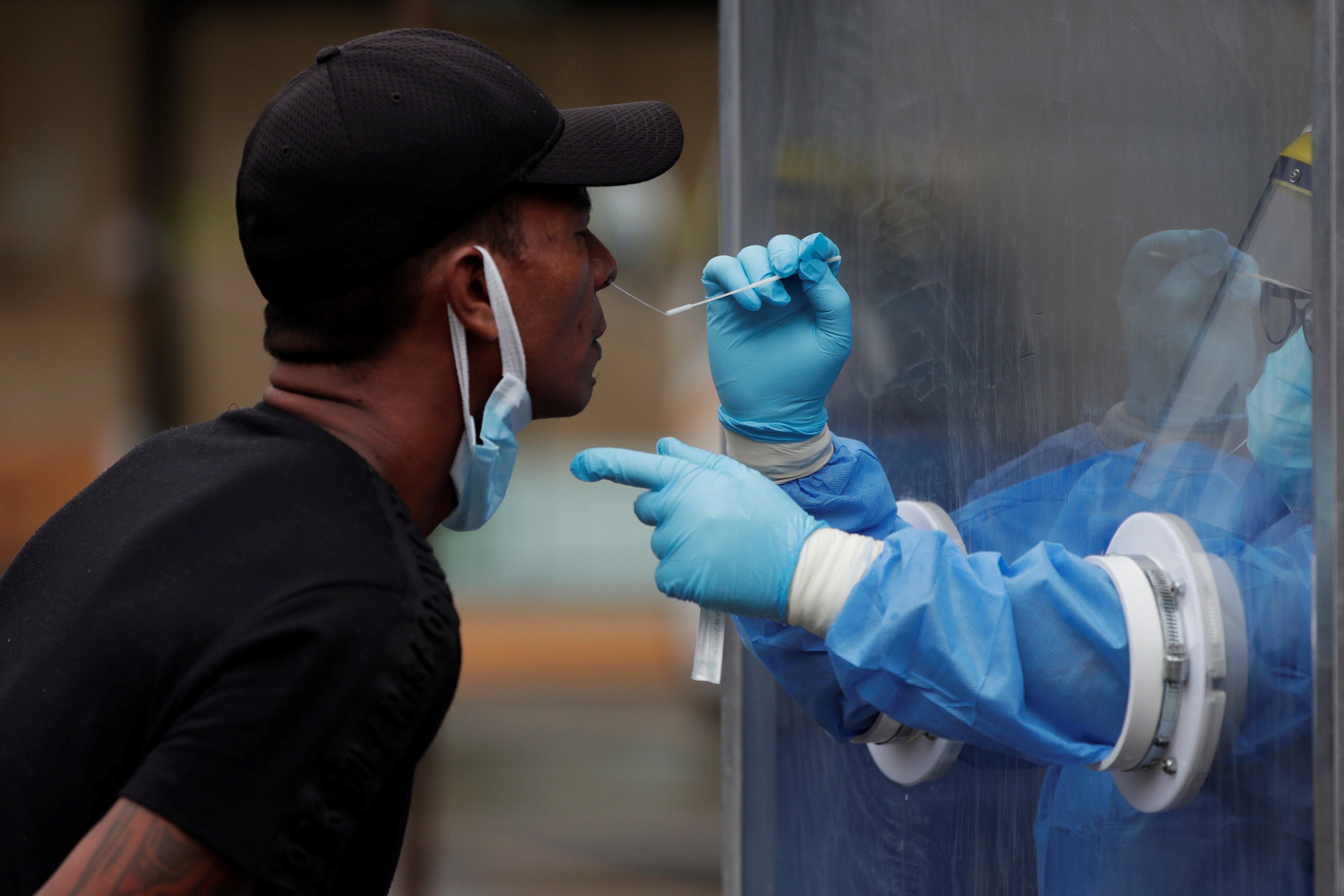 Un hombre se somete a una prueba hisopada de coronavirus, en Ciudad de Panamá (Panamá), en una fotografía de archivo. EFE/ Bienvenido Velasco
