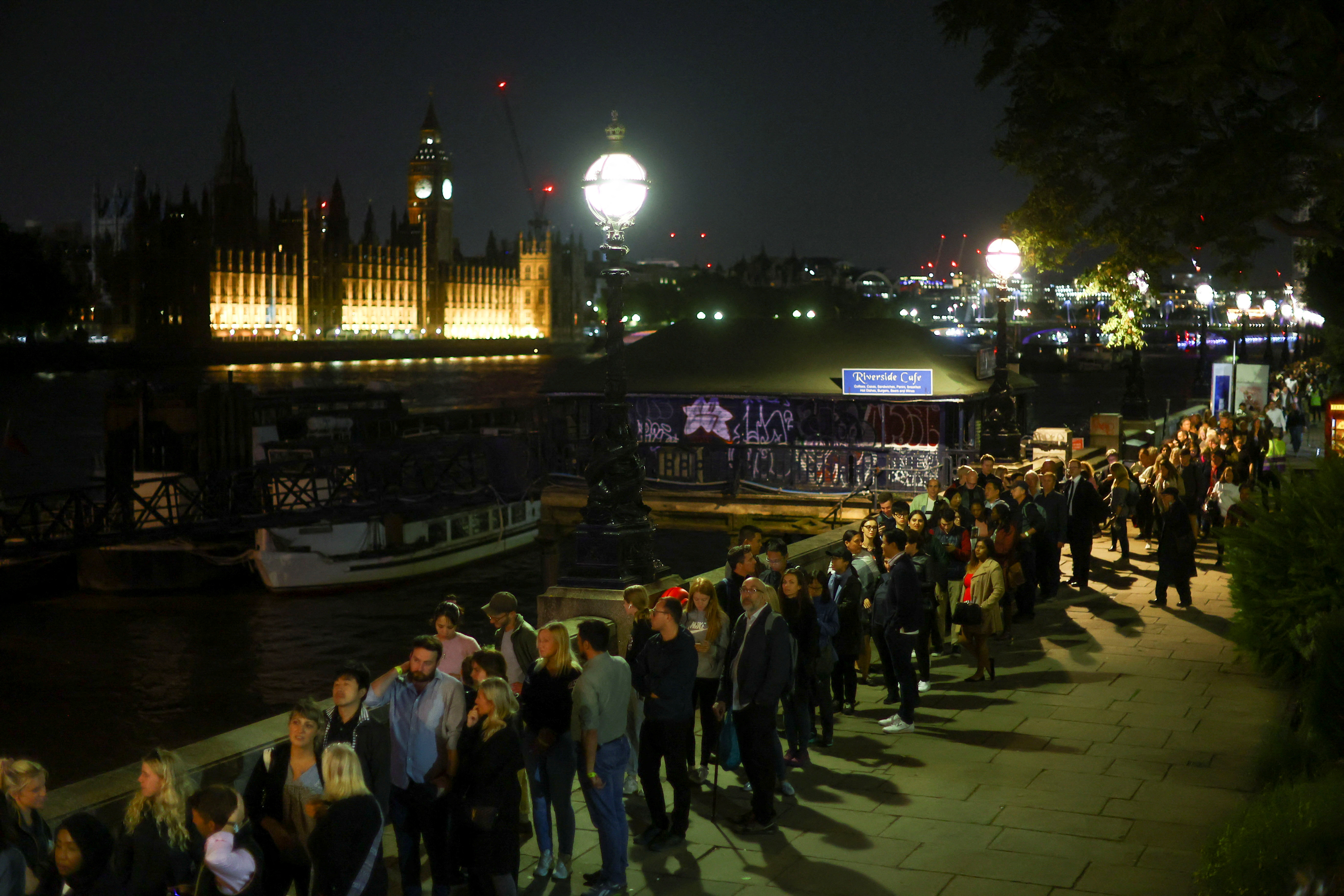 Miles de británicos hacen fila en la noche del miércoles para ingresar a Westminster Hall para despedirse de Isabel II (REUTERS/Hannah McKay)