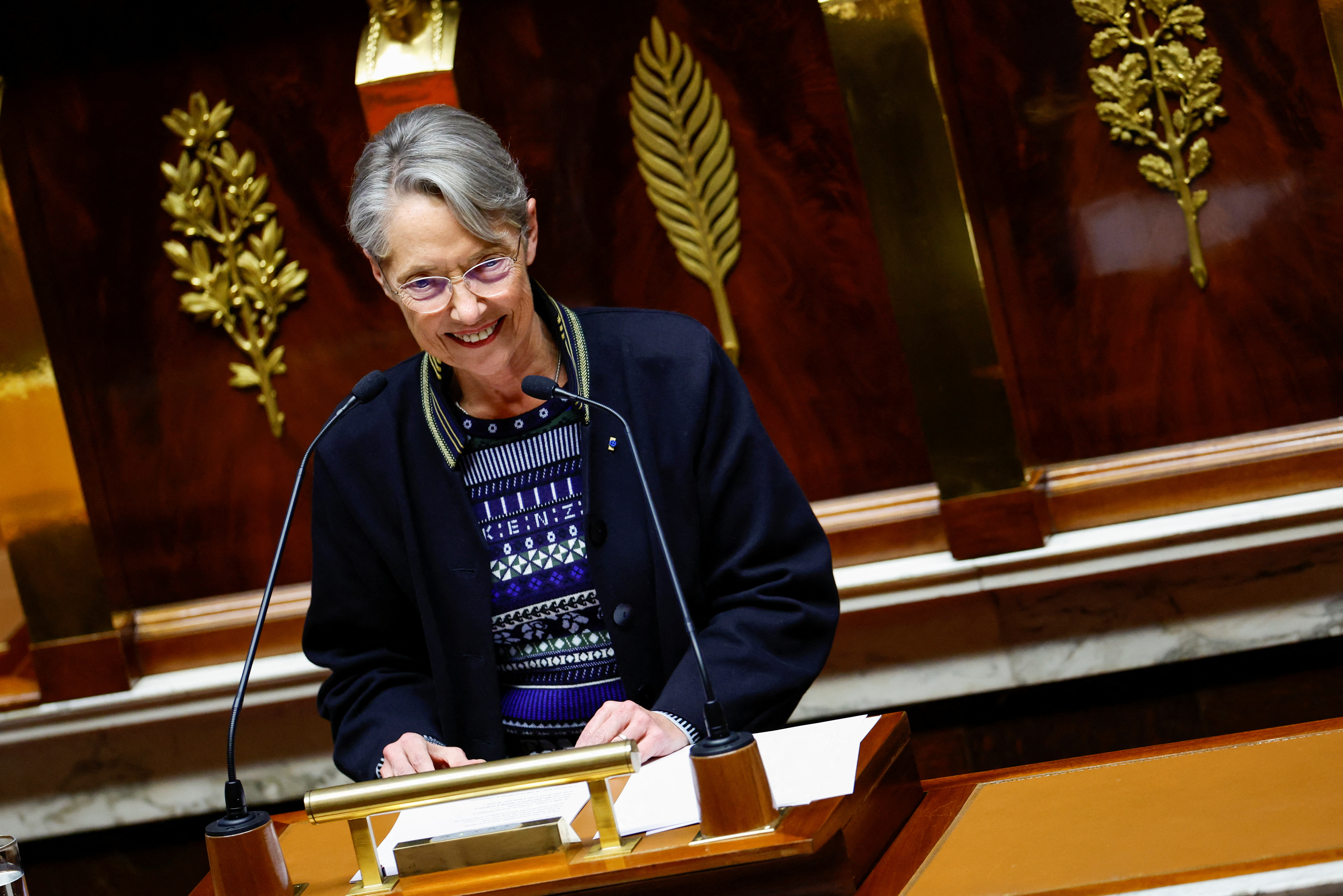 Elisabeth Borne festejó la aprobación del proyecto en el Senado (REUTERS)