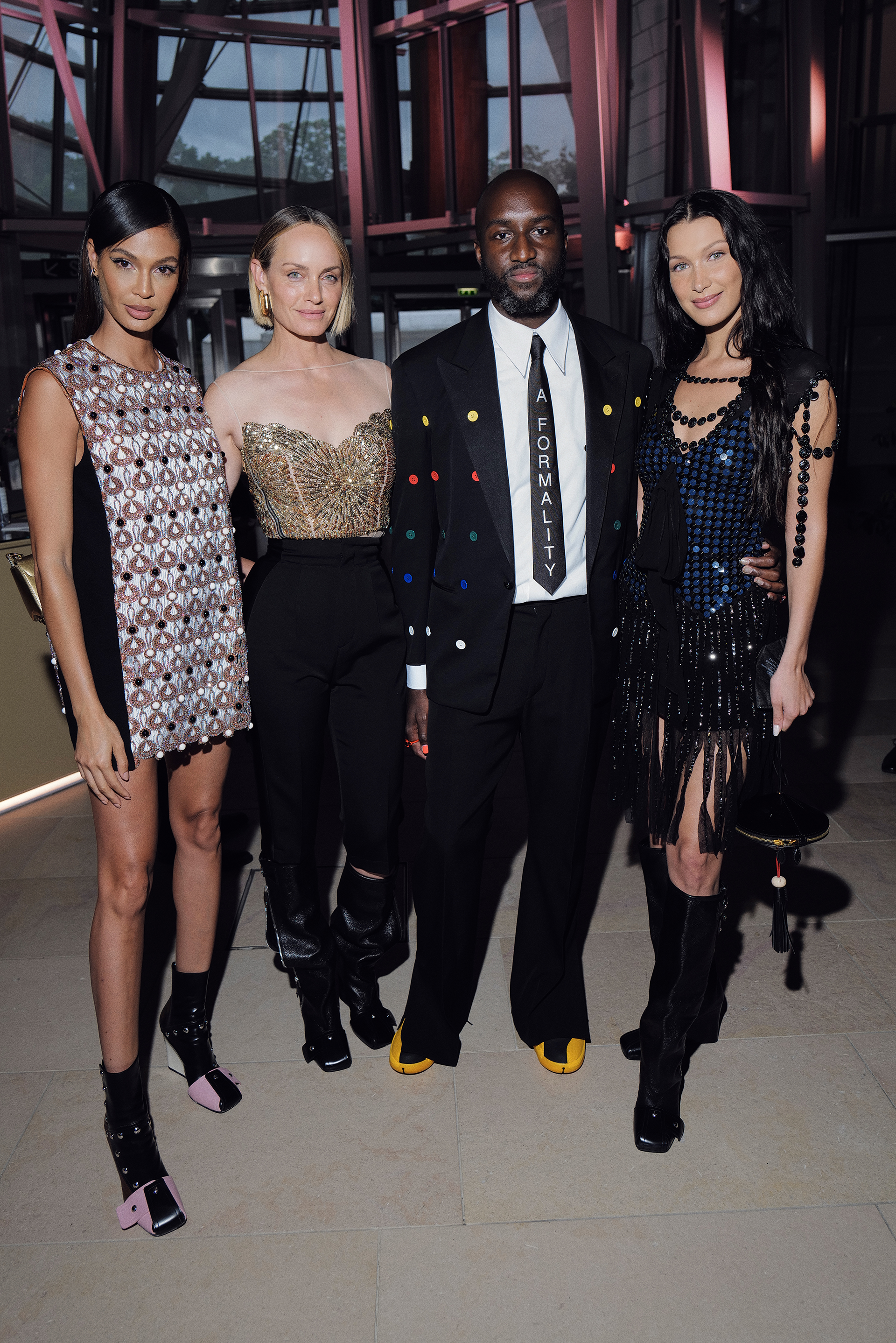 Las modelos Joan Smalls, Amber Valletta y Bella Hadid junto al diseñador Virgil Abloh