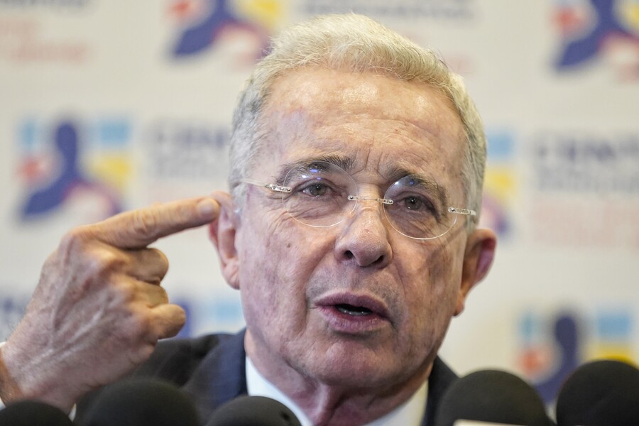 Álvaro Uribe volvió a mandar pulla en contra del Acuerdo de Paz de Juan Manuel Santos y lo culpó del “avance narco terrorista” en los territorios