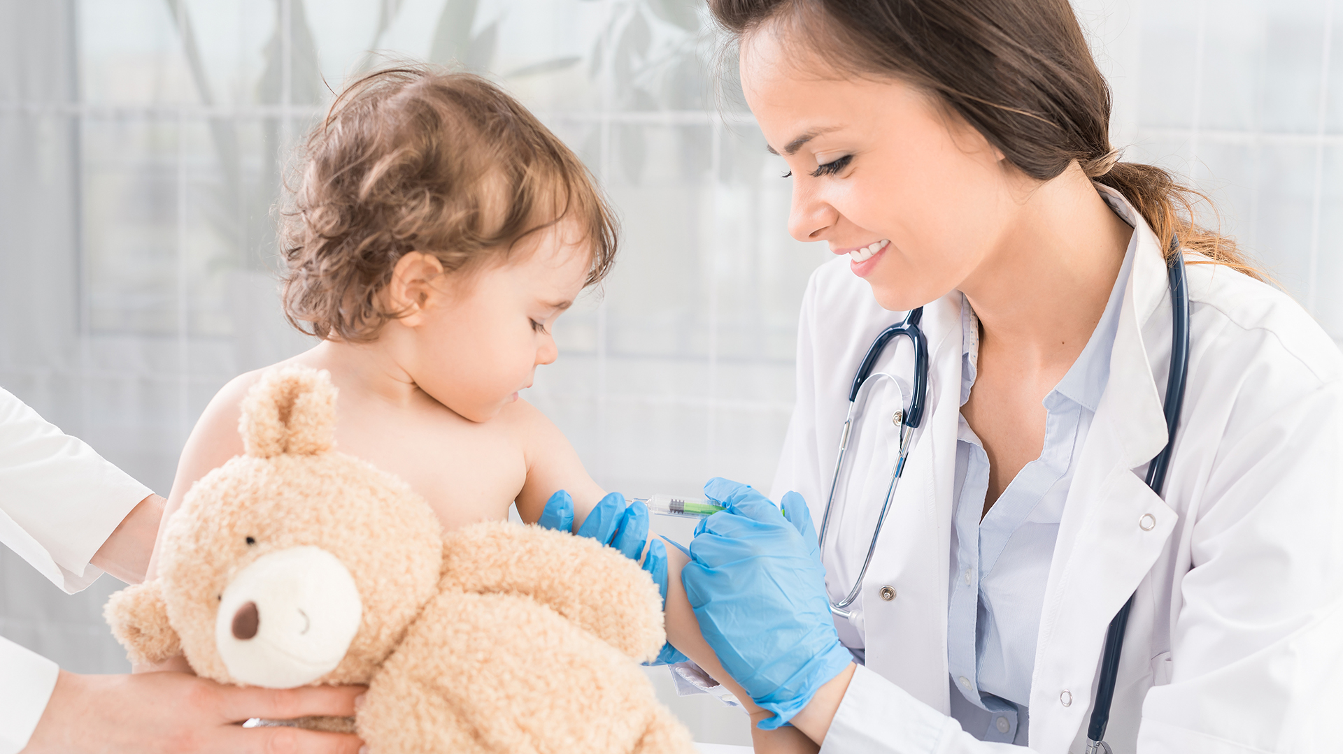Es fundamental que los padres supervisen los esquemas de vacunación en el curso de la infancia, recomendó la SAP (Getty)