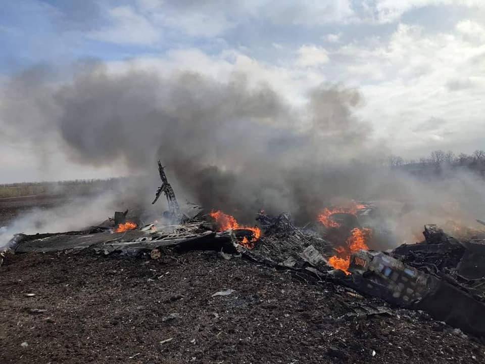 Una veduta che mostra i resti di un caccia russo Su-35 abbattuto dalle forze armate ucraine nella regione di Kharkiv (Reuters)