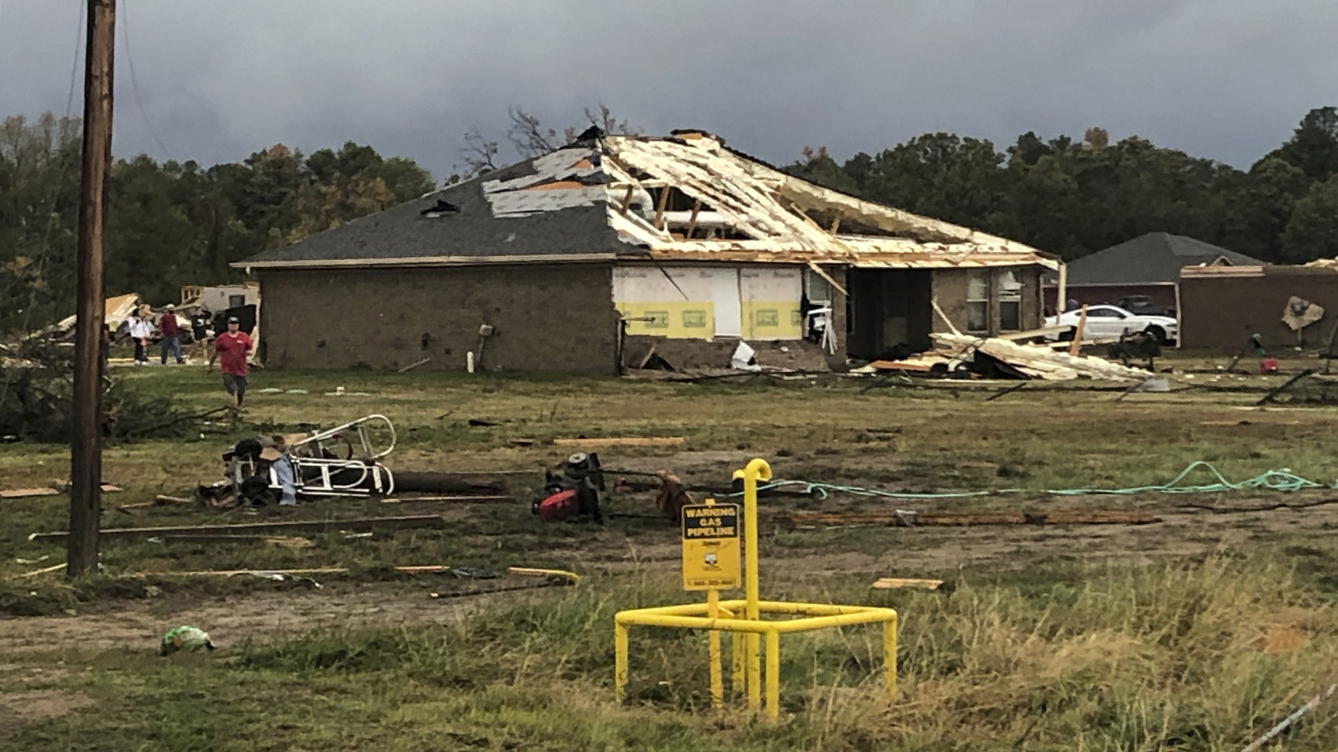 El techo de una vivienda quedó destruido en Powderly, Texas (Jeff Forward/The Paris News via AP)