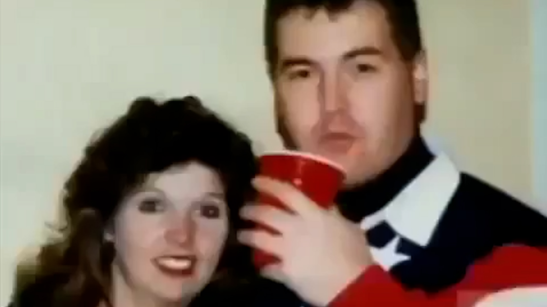 Lynn con Randy Thompson, su segundo esposo. Como la primera vez, logró que la anotara como beneficiaria de su seguro de vida (Captura de video)