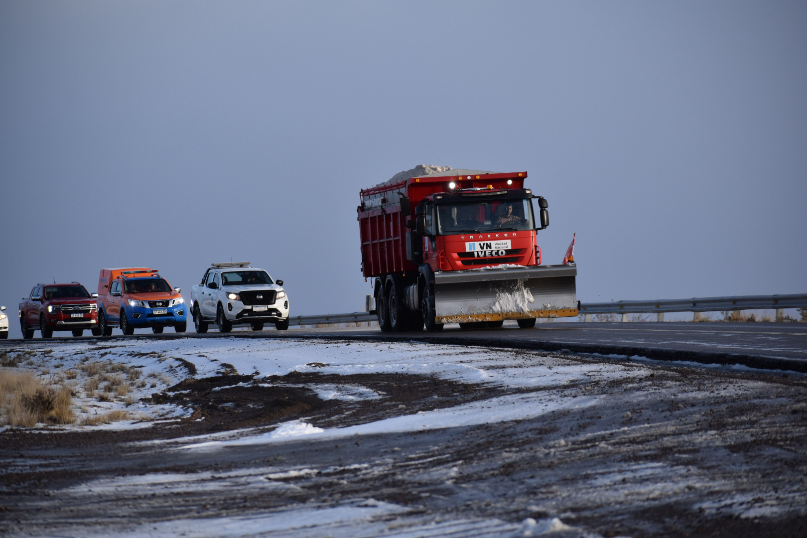 Desplegaron un amplio operativo en la Patagonia para despejar las rutas ante las alertas por fuertes nevadas