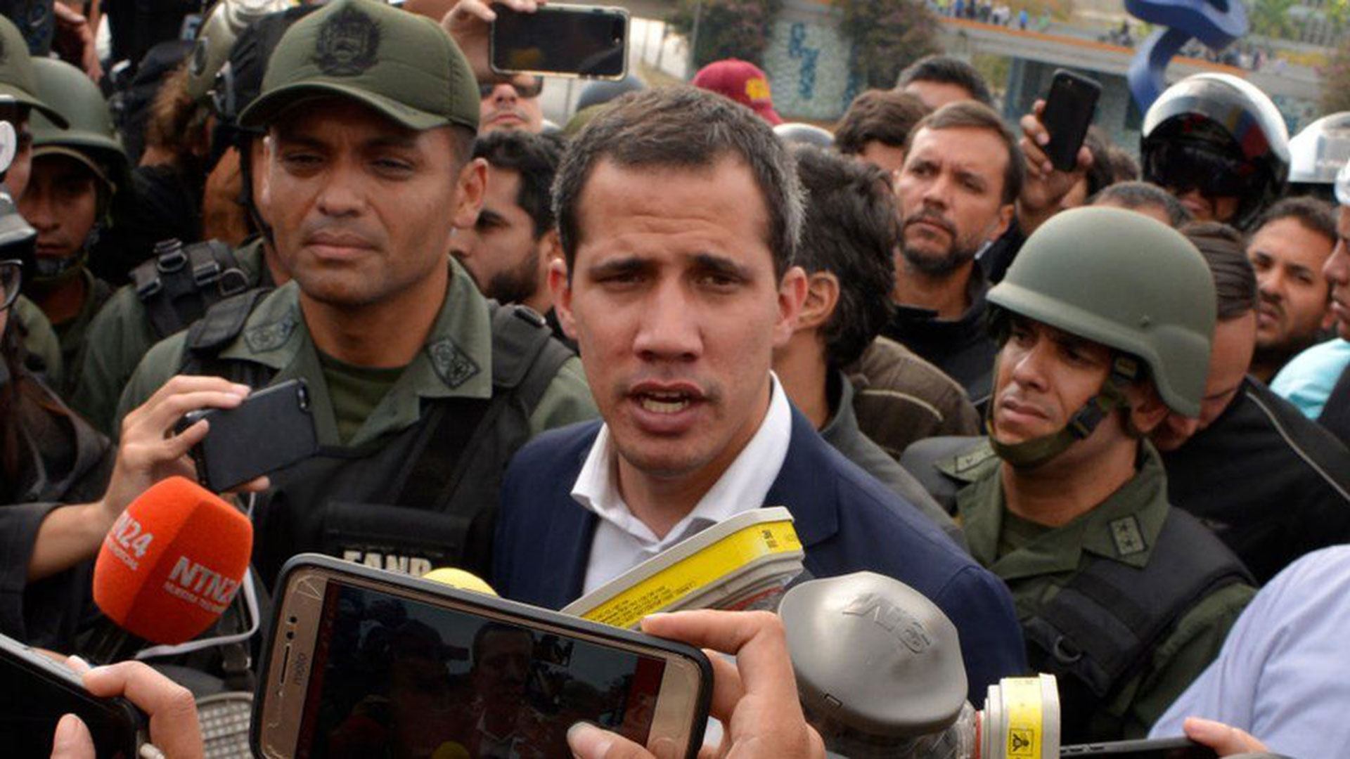 Juan Guaidó, rodeado de soldados