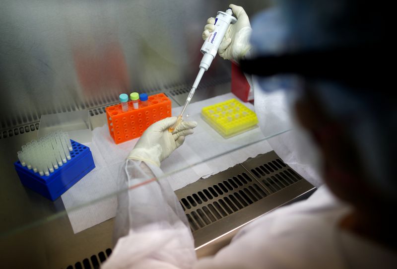 En el Instituto ANLIS/Malbrán hasta el 27 de septiembreb se identificaron 561 casos de personas con la variante Delta del coronavirus (REUTERS/Agustin Marcarian)