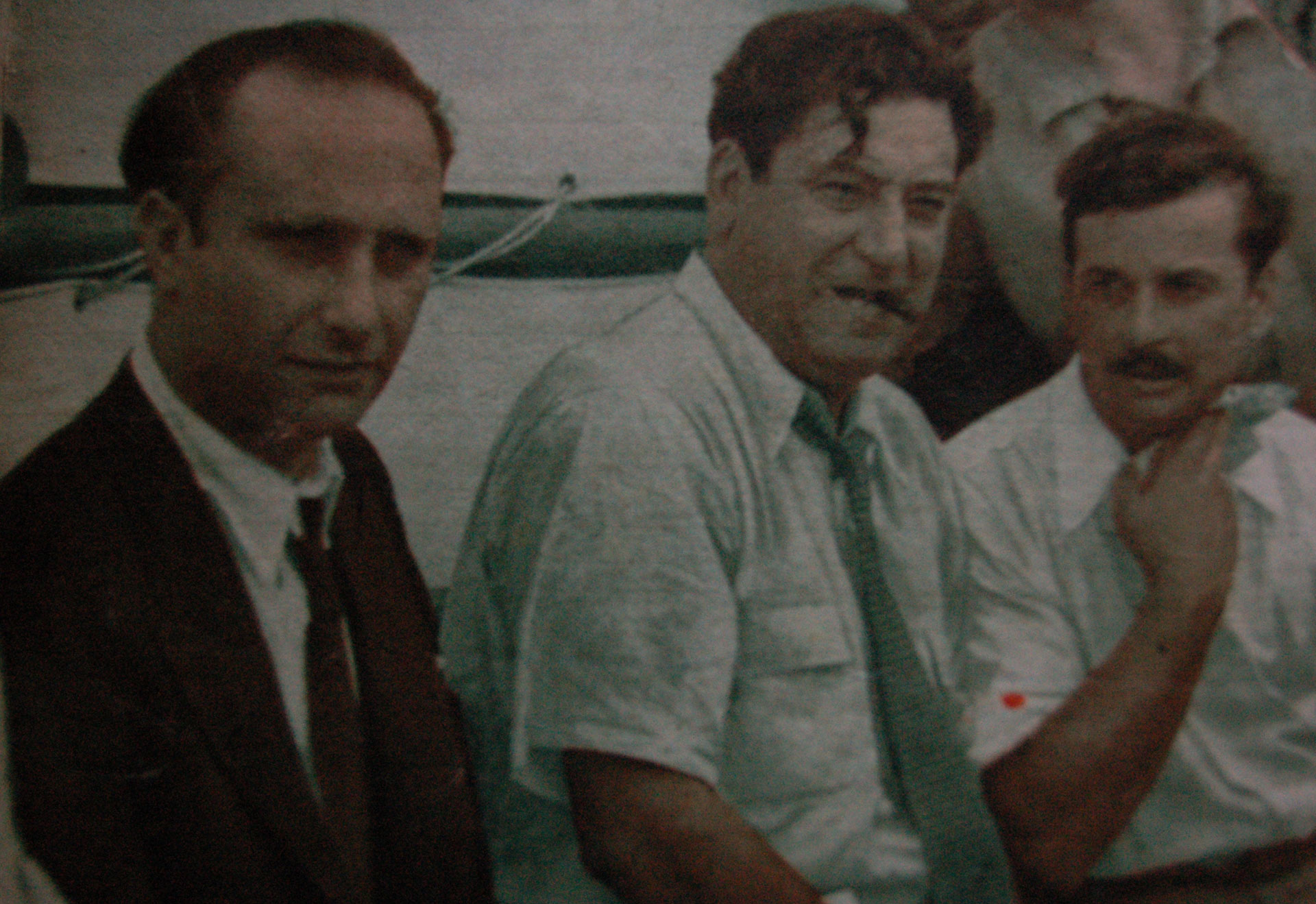 Juan Manuel Fangio y a su izquierda Domingo "Toscanito" Marimón. La imagen es de la mítica Buenos Aires-Caracas (Archivo CORSA)