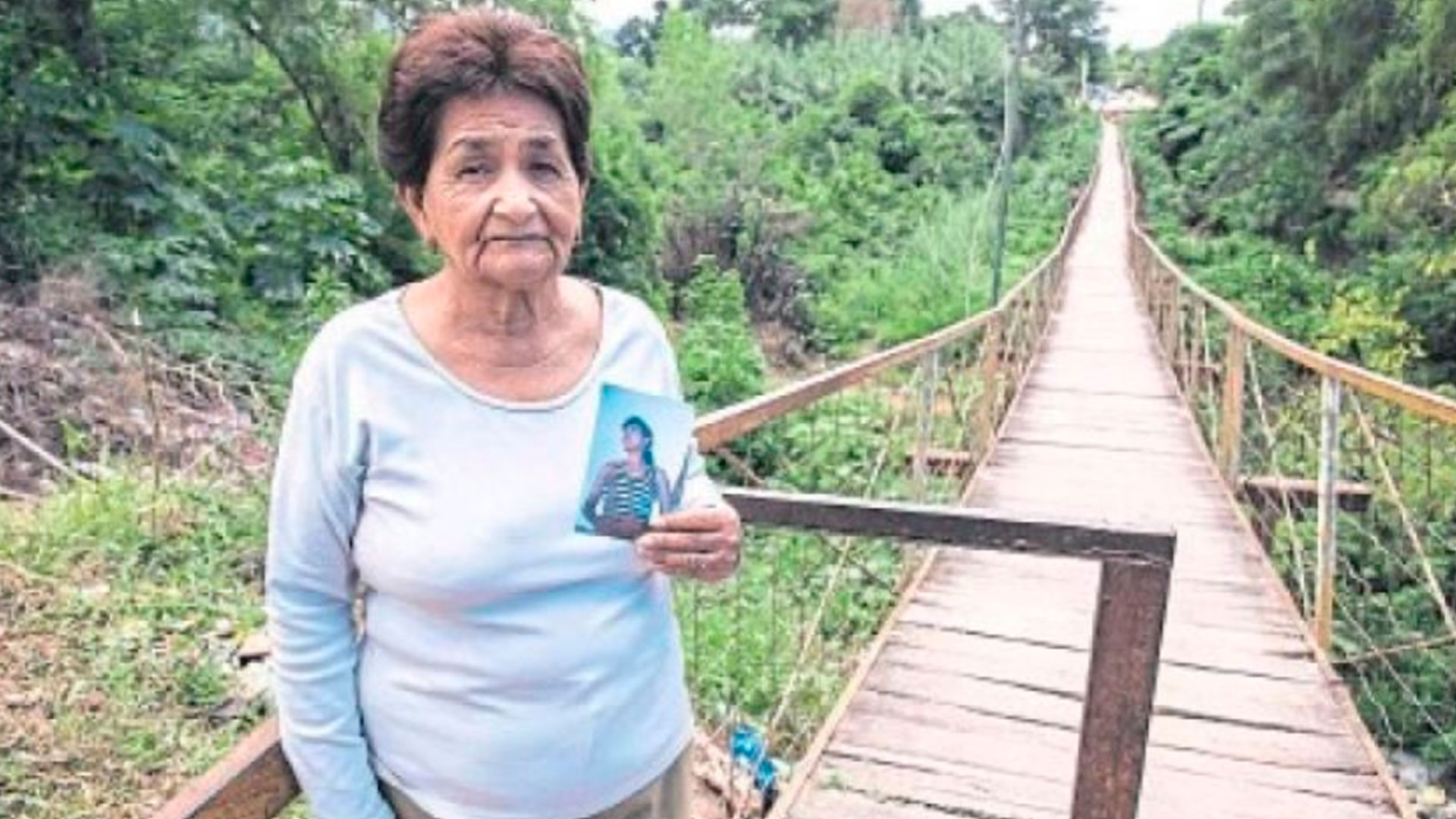La productora Liliana Ledesma fue asesinada de siete puñaladas después de denunciar a Delfín Reynaldo Castedo. Su madre la recuerda en e lugar en que encontraron su cuerpo, en Salvador Mazza