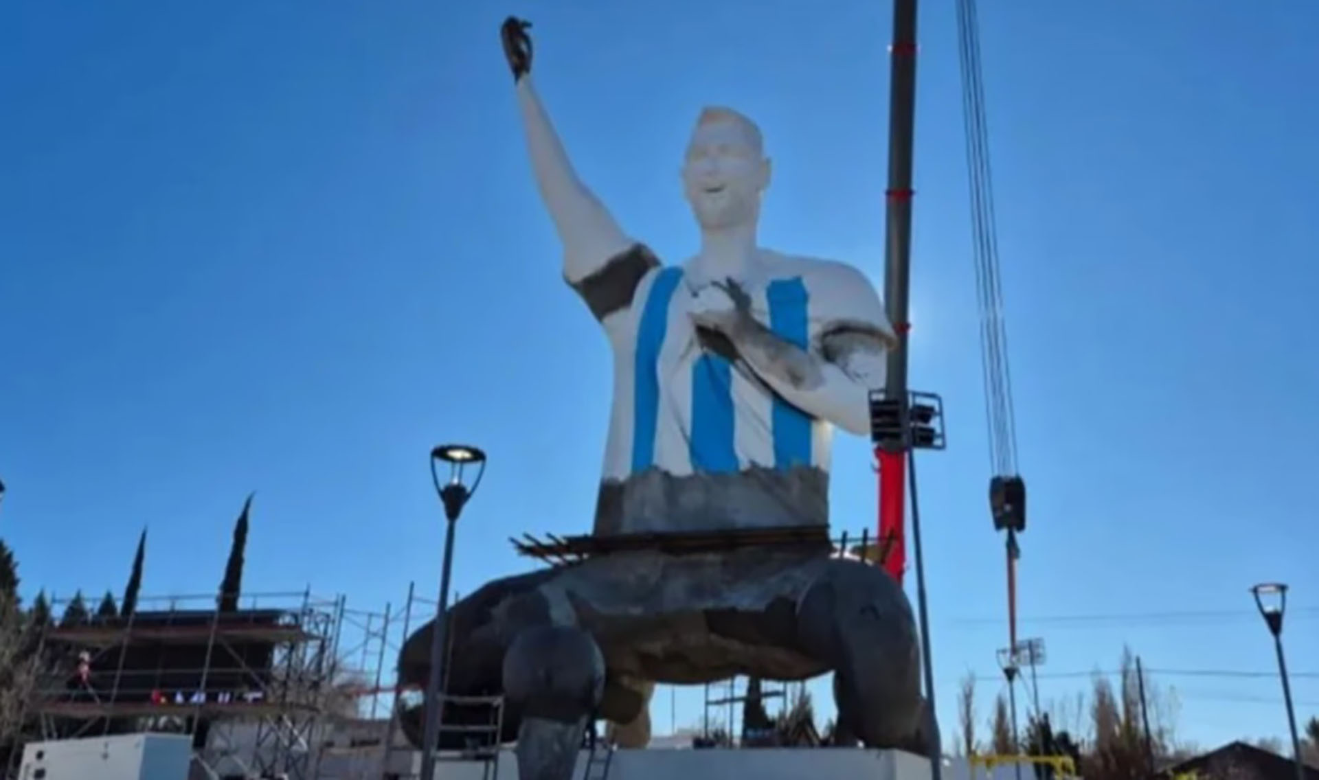 La historia detr&aacute;s de la estatua de Lionel Messi m&aacute;s alta del mundo inaugurada en la 