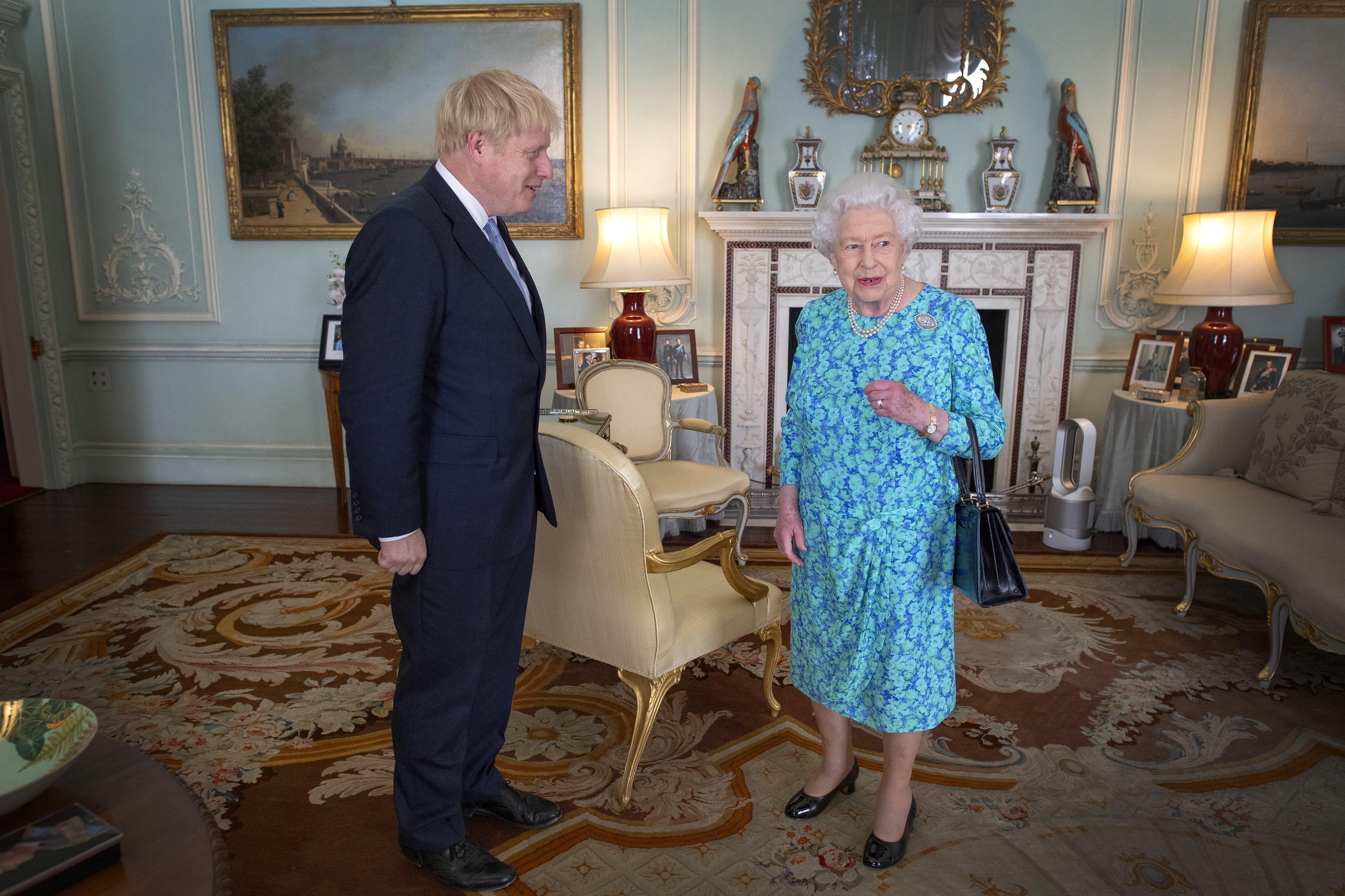 La reina Isabel II en una audiencia al primer ministro británico, Boris Johnson, en el Palacio de Buckingham (EFE/VICTORIA JONES)