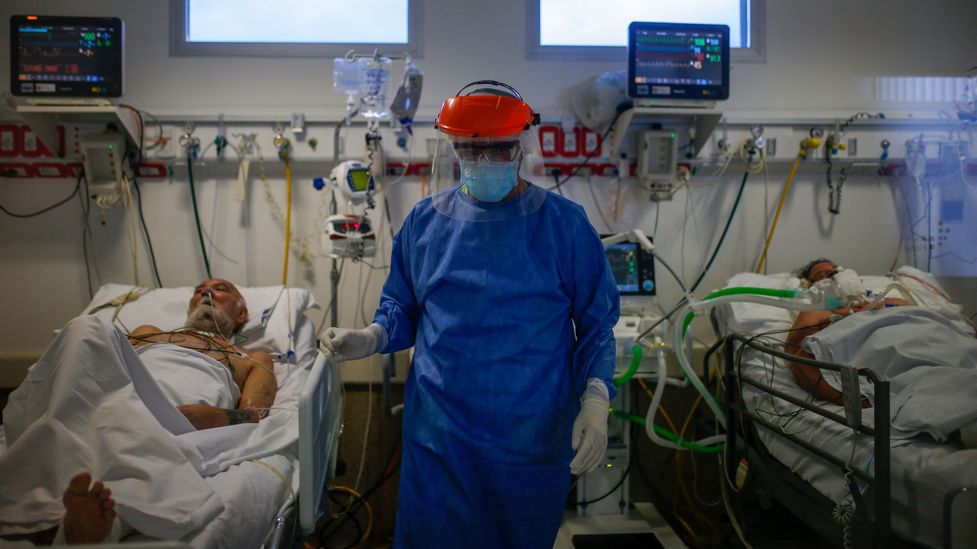 Personal médico realiza controles a pacientes con covid-19 en una unidad de terapia intensiva, en un hospital de la provincia de Buenos Aires (Argentina). EFE/Juan Ignacio Roncoroni/Archivo