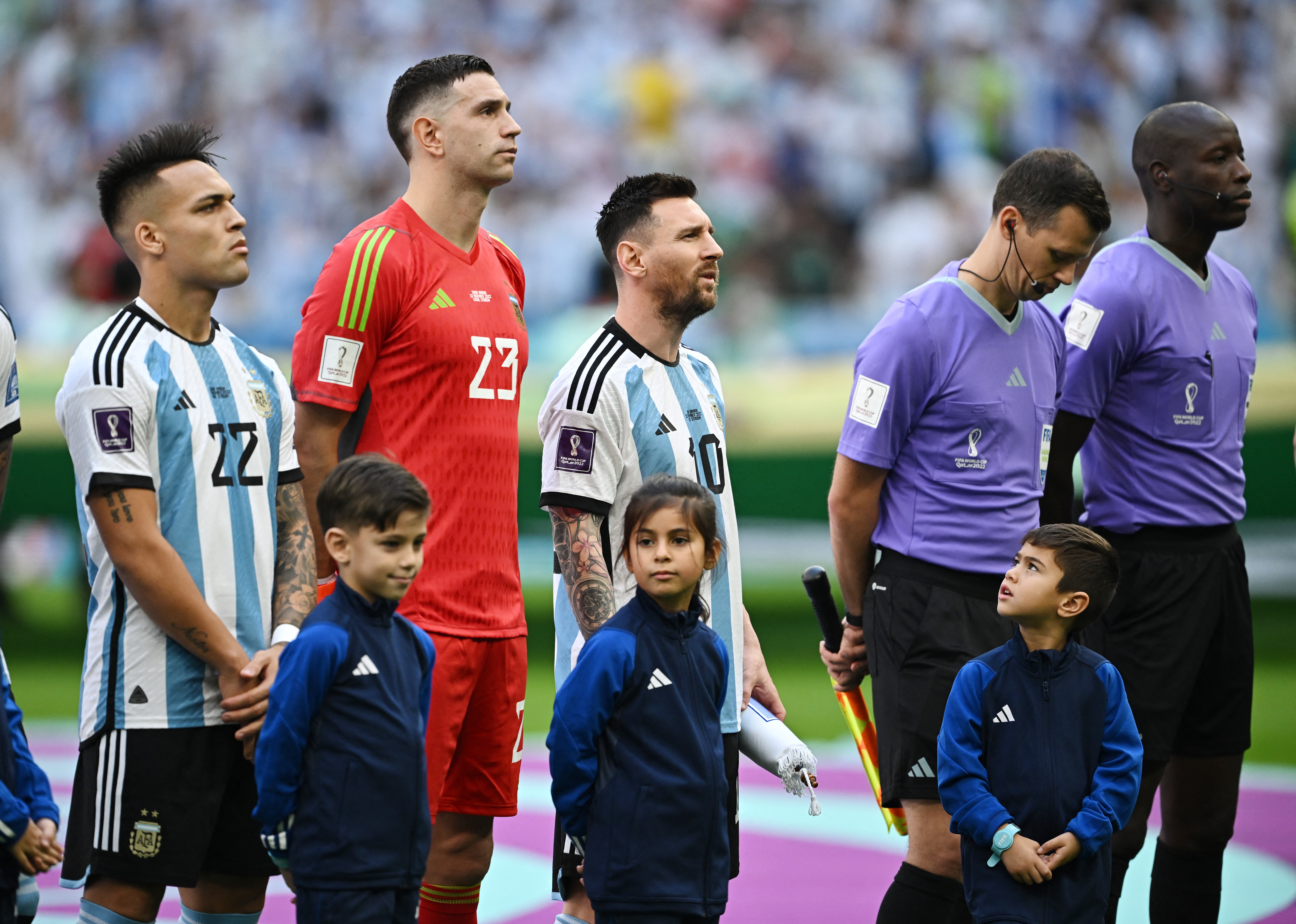 Un niño asombrado al ver a Lionel Messi tan de cerca (Reuters)