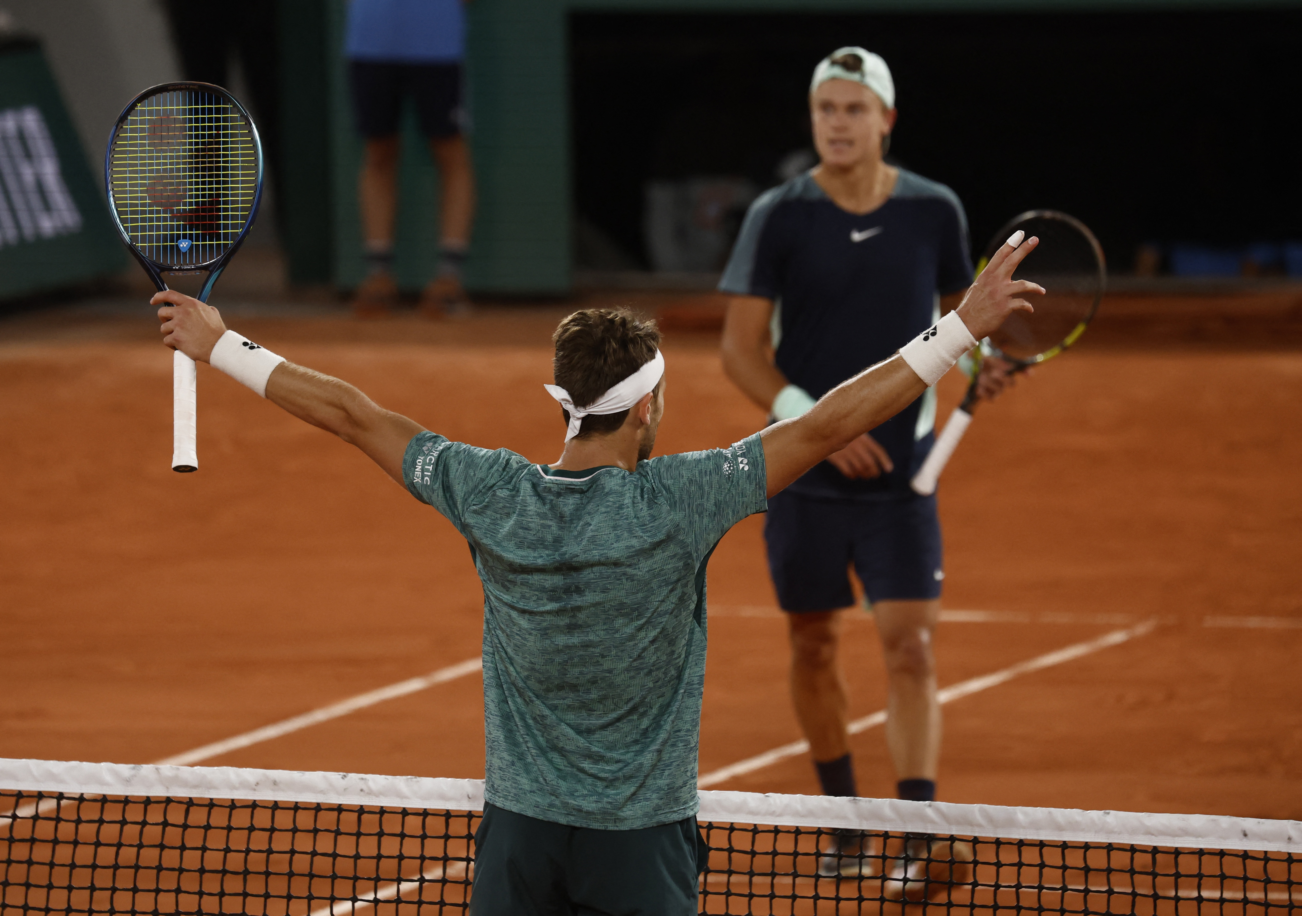 Casper Ruud se impuso al danés en los cuartos de final del Roland Garros (Reuters)