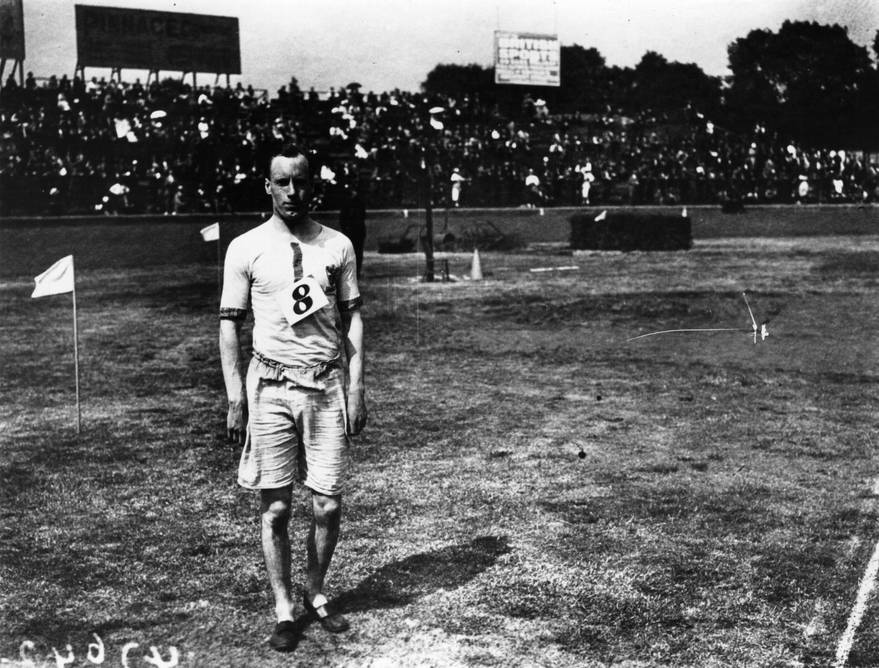 Eric Liddell fue campeón olímpico de los 400 mts en París 1924. Su logro deportivo fue recreado por la película Carrozas de Fuego. Luego se convirtió en misionero y pasó el resto de sus días en China. Murió en 1945 en un campo de concentración japonés.  (Photo by Topical Press Agency/Getty Images)