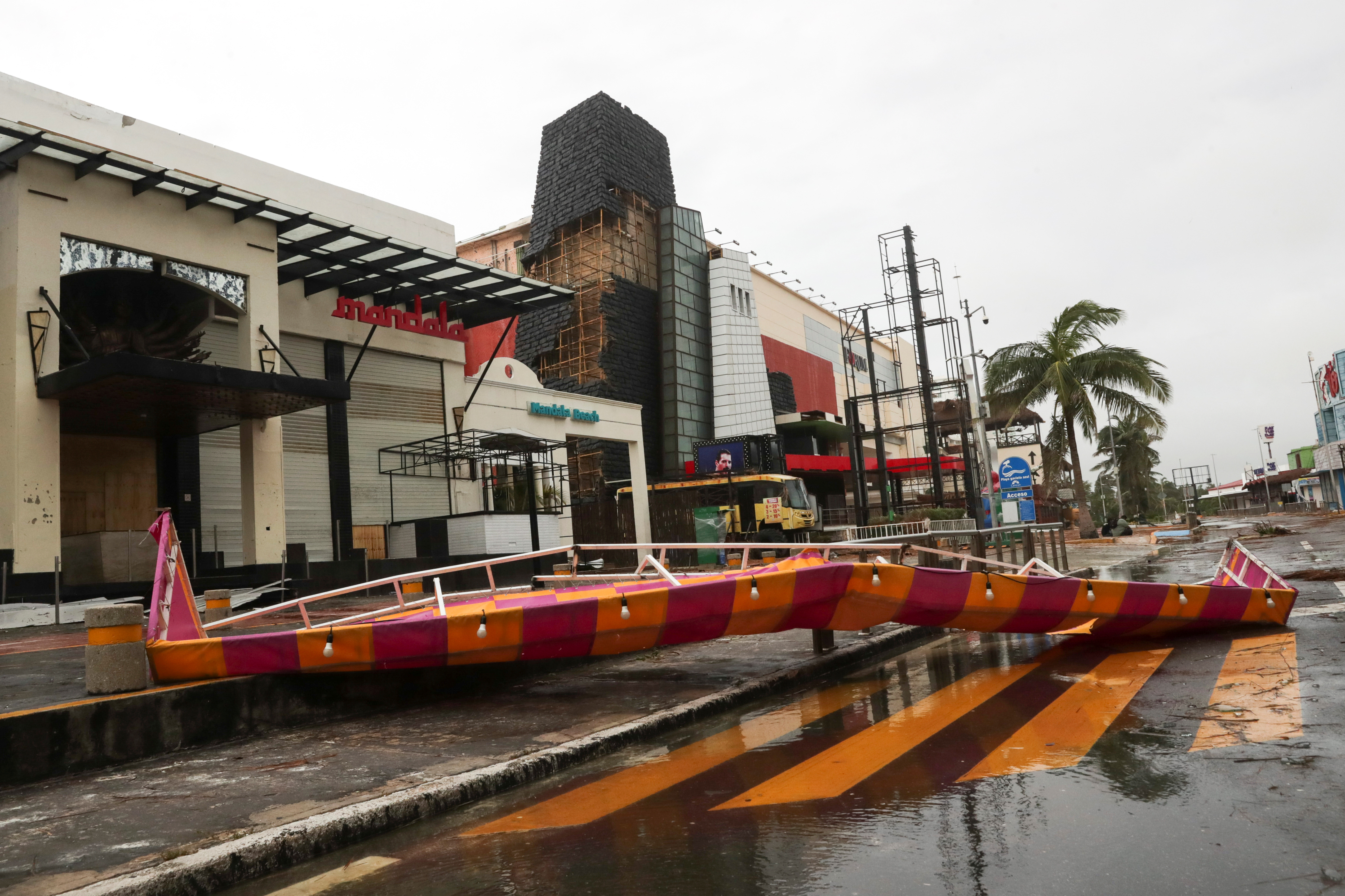 Una plaza dañada después del golpe del huracán Delta, en Cancún, en el estado de Quintana Roo, México, el 7 de octubre de 2020. 