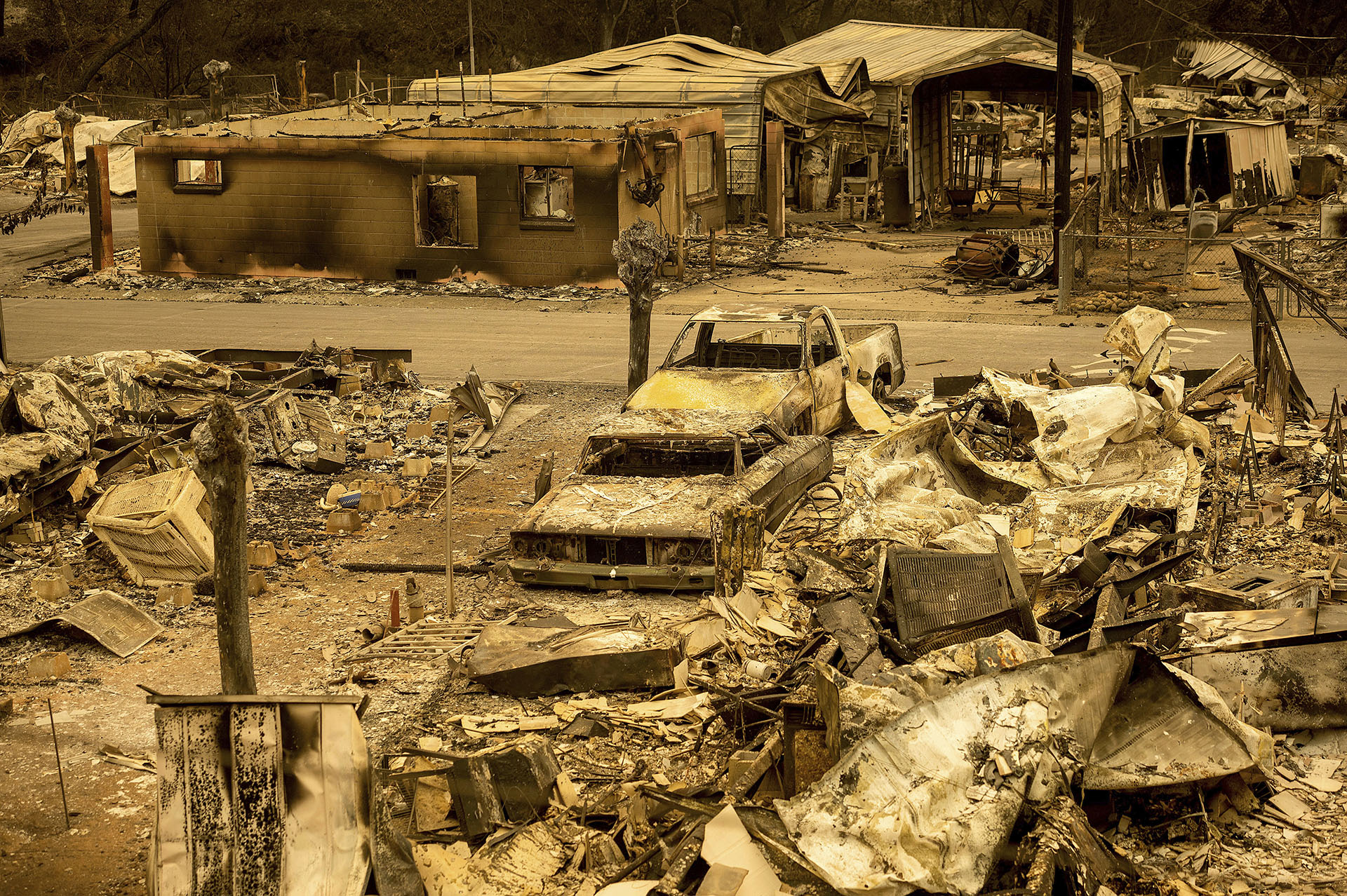 La destrucción fue total en algunos sitios (AP/Noah Berger)