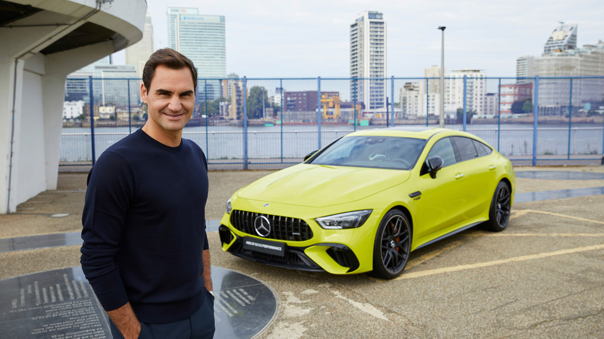 Roger Federer junto al Mercedes-AMG GT 63 S E Performance "one-off" que se subastará a fin de año para proyectos de beneficencia de tenis desde 2023
