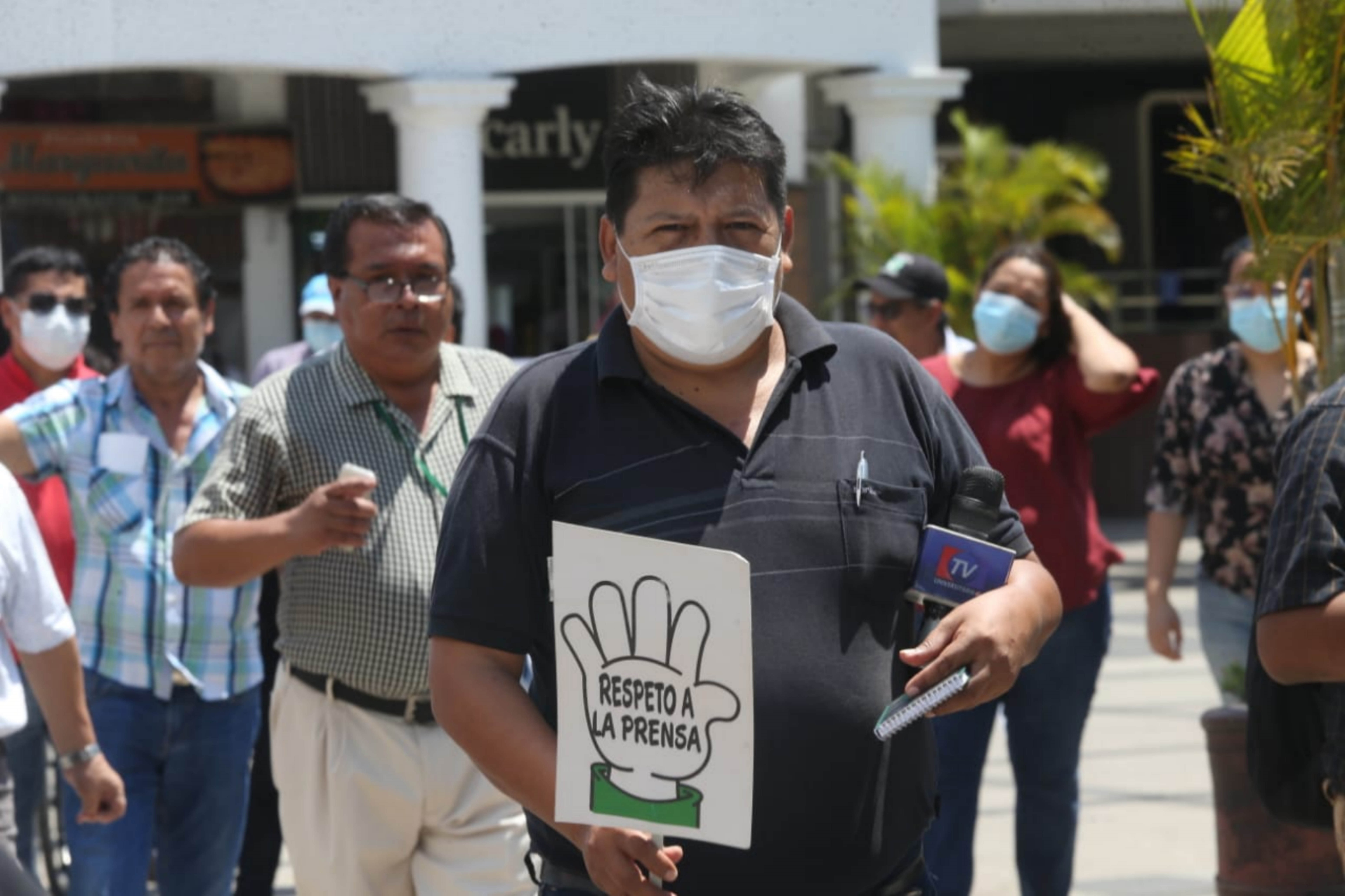 Periodistas se reúnen para protestar y pedir garantías para ejercer su profesión, en Santa Cruz (EFE/Juan Carlos Torrejón/Archivo)