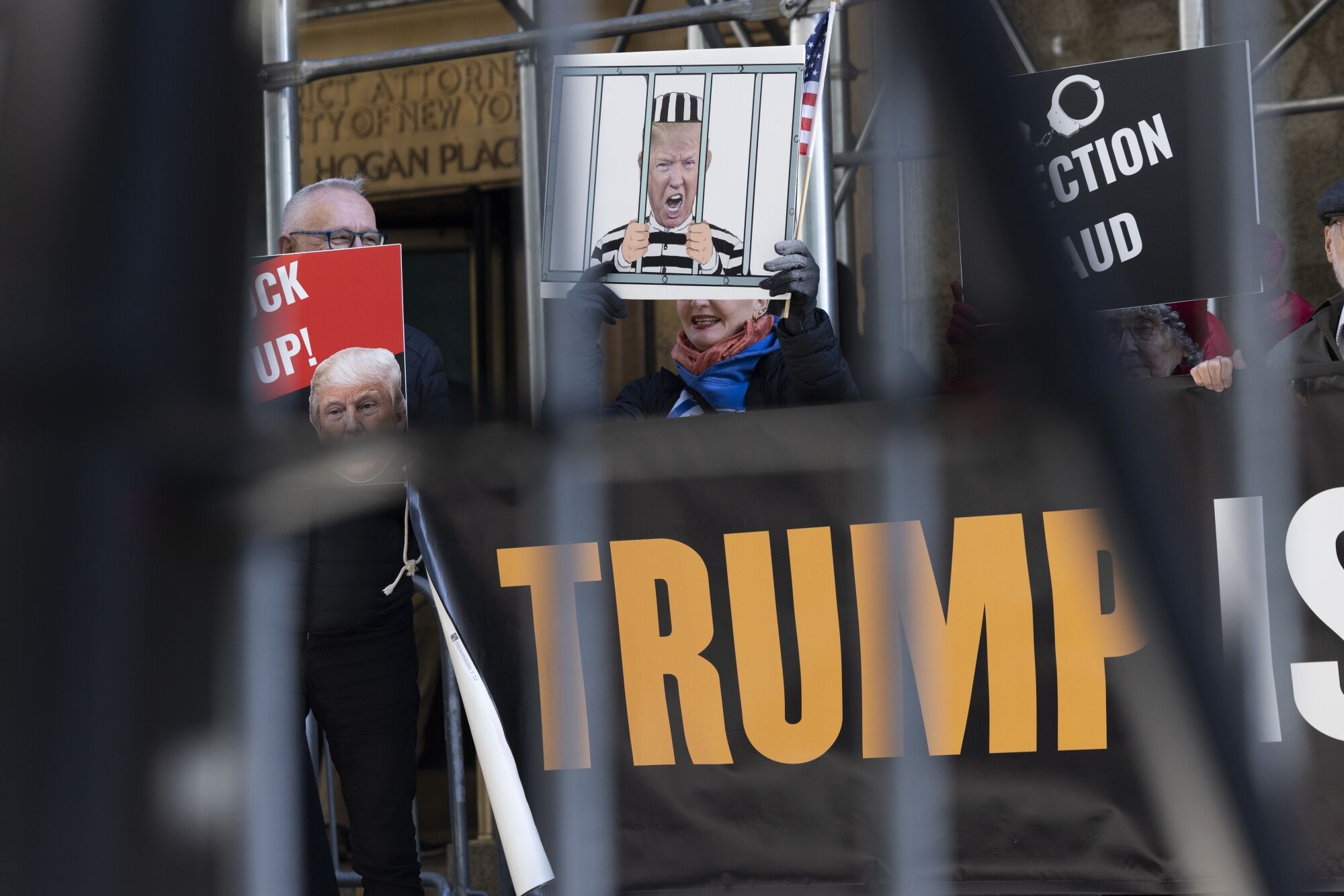 Manifestantes protestan el martes 21 de marzo de 2023 contra el ex presidente de los Estados Unidos, Donald Trump, frente a la oficina del fiscal de distrito de Manhattan, Alvin Bragg, en Nueva York, EEUU. Fotógrafo: Angus Mordant/Bloomberg