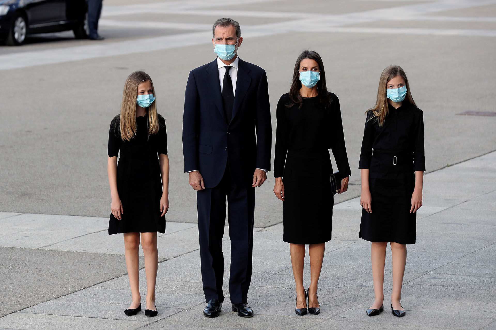 Felipe y Letizia junto a las princesas Leonor y la infanta Sofía vistieron de estricto luto. Se trató de la primera vez que las hijas de los reyes asistieron a un funeral de carácter institucional