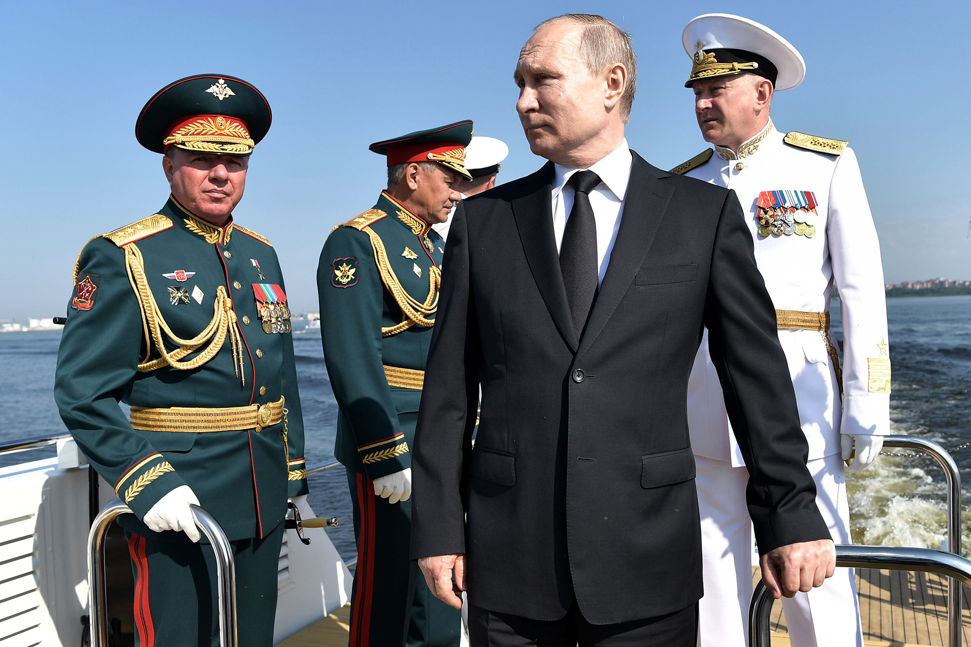 Vladimir Putin junto al coronel general Alexander Zhuravlyov y el ministro de defensa Sergei Shoigu (Photo by Alexey NIKOLSKY / SPUTNIK / AFP)