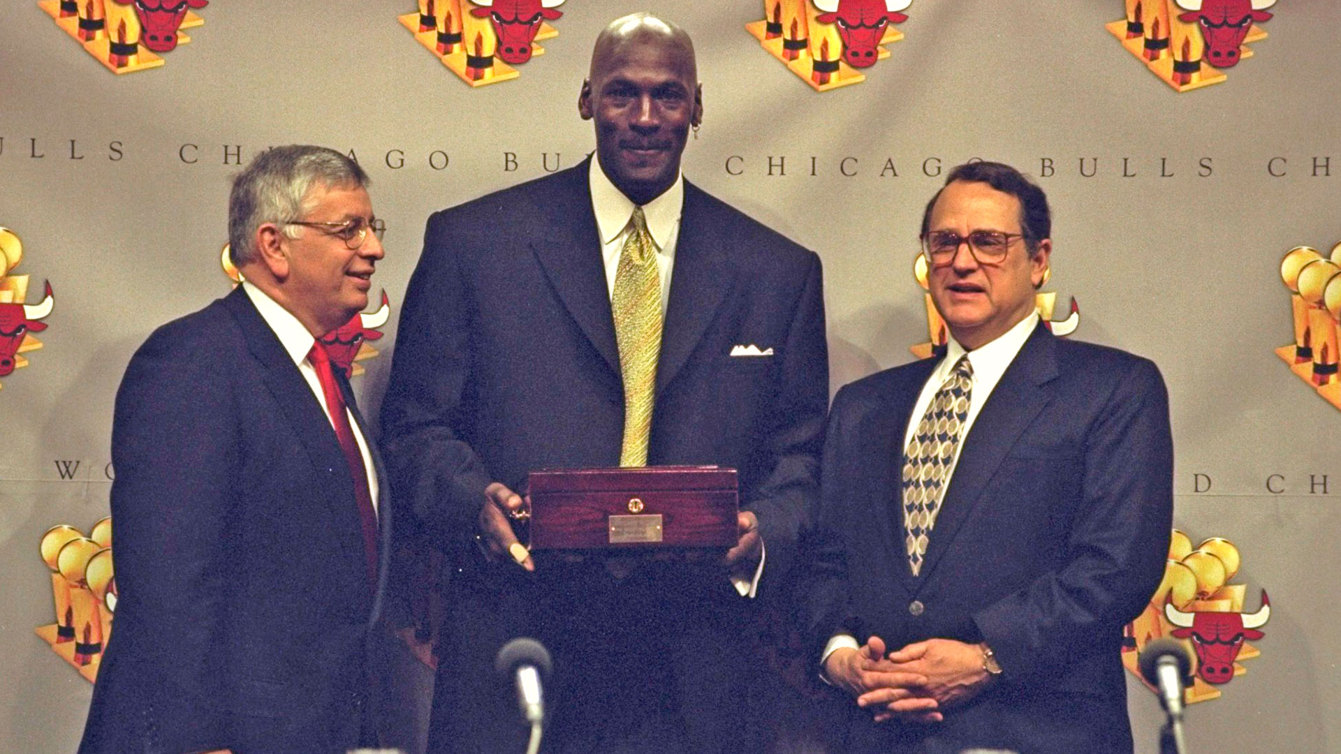 Jordan, en su segundo retiro en 1999, con la caja que contiene el anillo de campeón (Crédito: NBA)