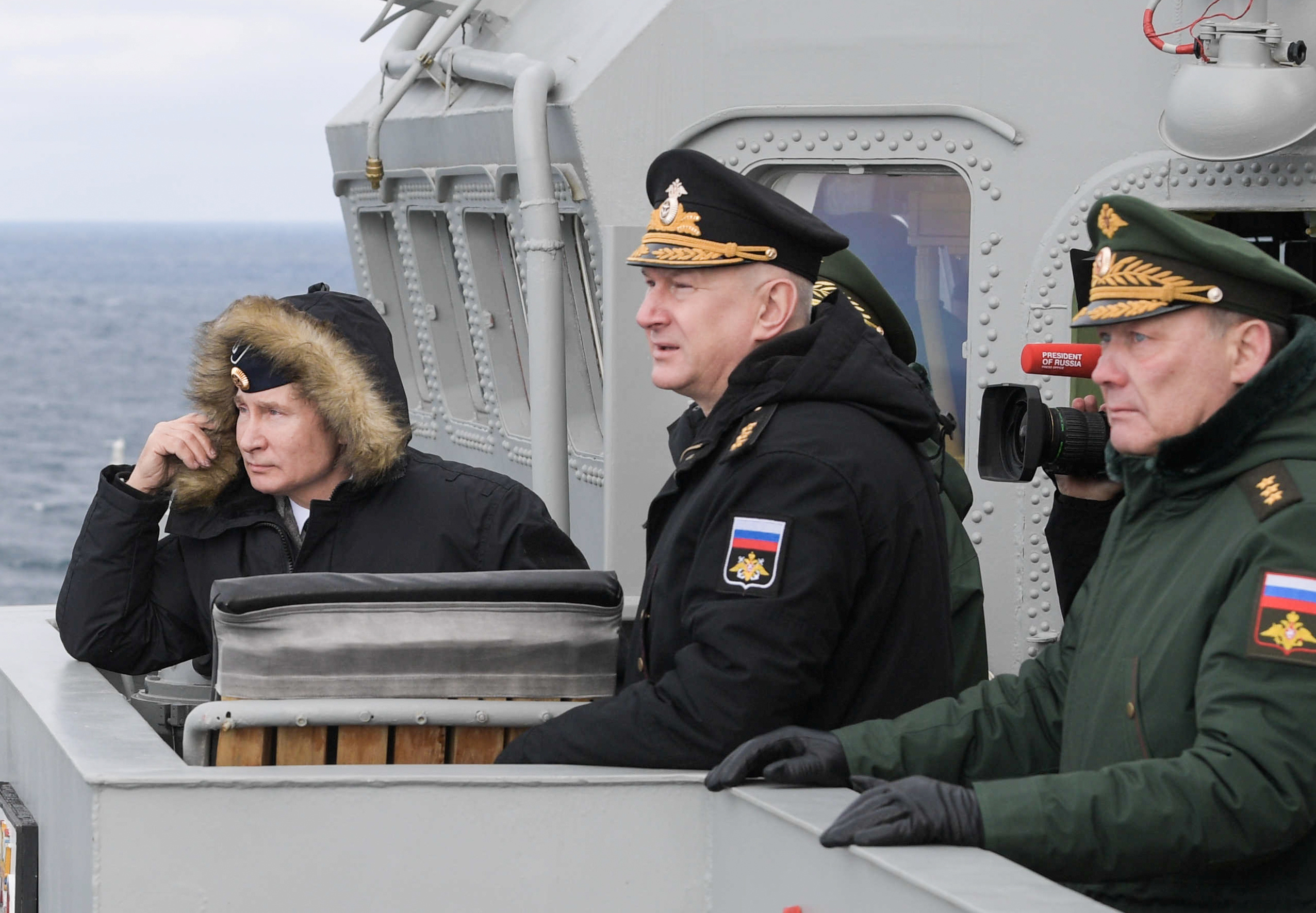 Vladímir Putin y Aleksandr Dvornikov, con el comandante en jefe de la Armada rusa, Nikolái Yevmenov (en el centro)