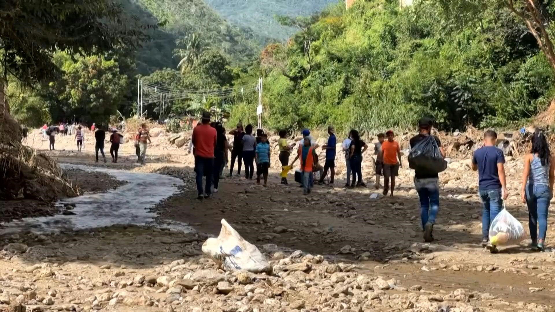 The impressive videos of the overflow of a river in Venezuela: at least three dead 3 María Romero clung to a stuck tree to avoid being swept away by the alluvium that devastated Las Tejerías (AFP)