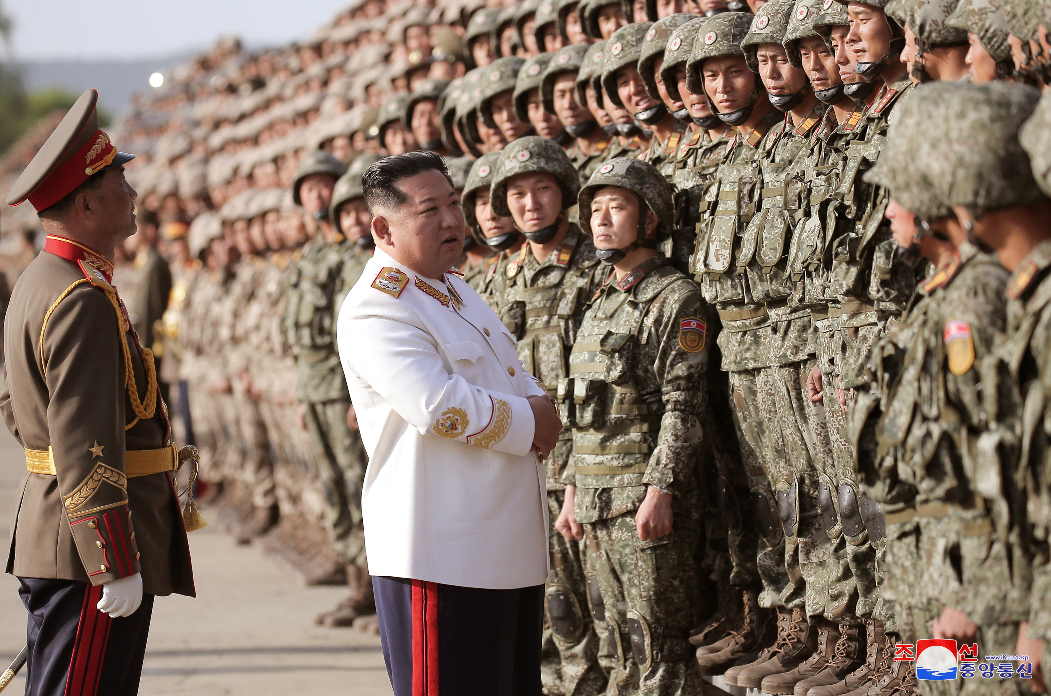 El dictador coreano, Kim Jong-un, hablando con las tropas de su ejército 