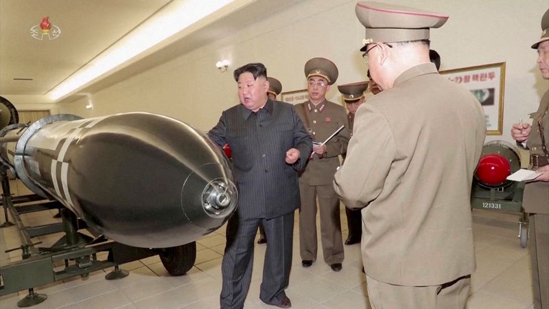 FOTO DE ARCHIVO. Una captura de pantalla muestra al líder norcoreano Kim Jong-un inspeccionando cabezas nucleares en un lugar no revelado en esta imagen fija sin fecha utilizada en un vídeo (KRT/vía Reuters TV/Handout vía REUTERS)