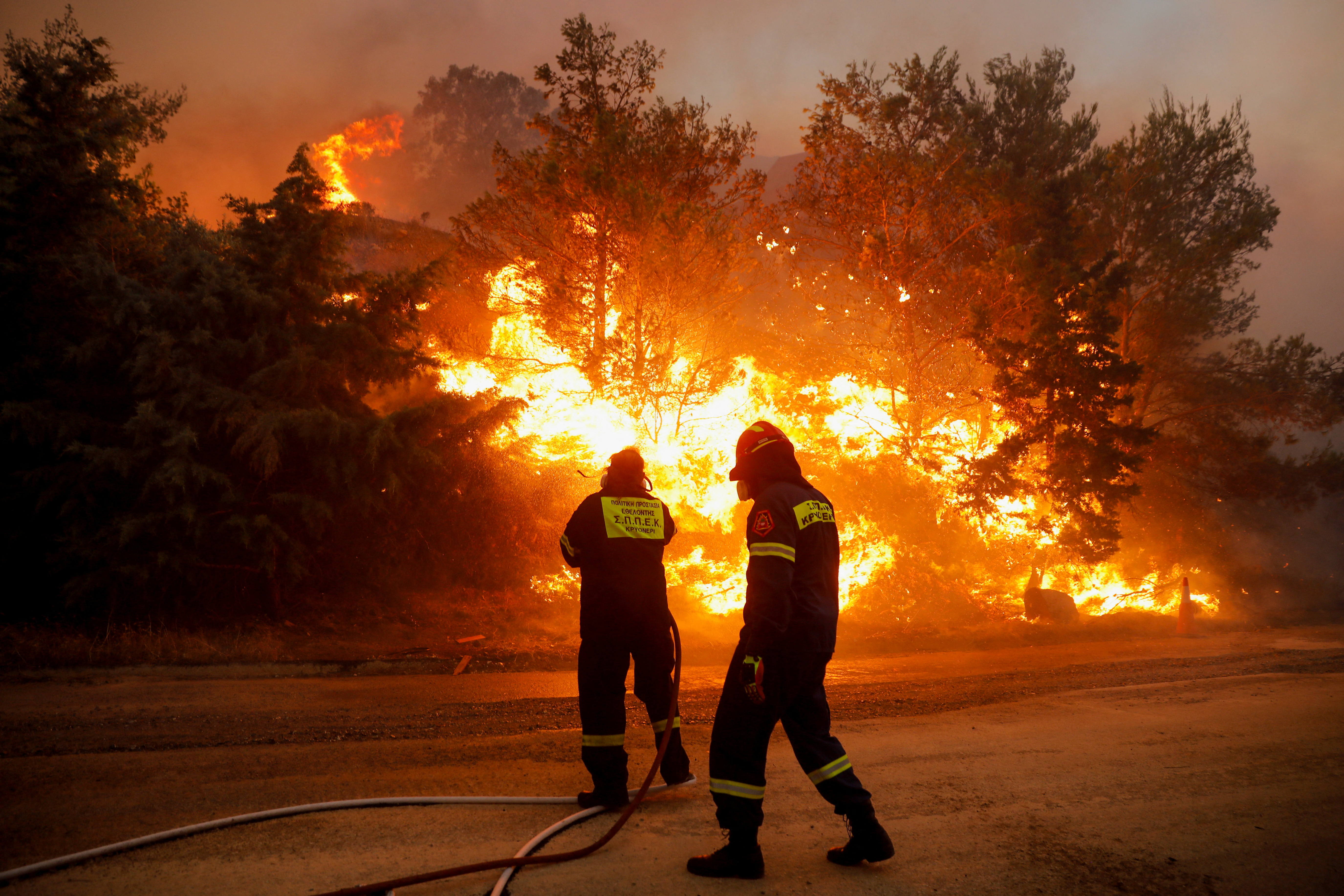Los bomberos tratan de extinguir un incendio forestal que arde en Ntrafi, Atenas (REUTERS/Costas Baltas)