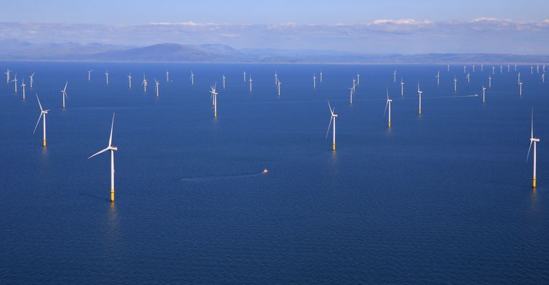 Por estar lejos de la costa, las turbinas pueden ser más grandes que las que se instalan en tierra, y por eso llegar a velocidades de vientos más altas. (REUTERS/Phil Noble)