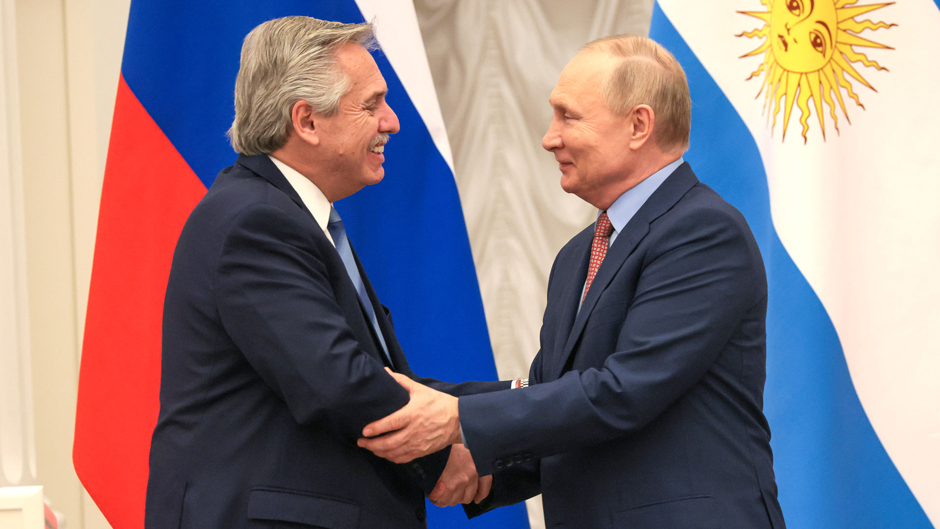 Alberto Fernández y Vladimir Putin se saludan en el Kremlin