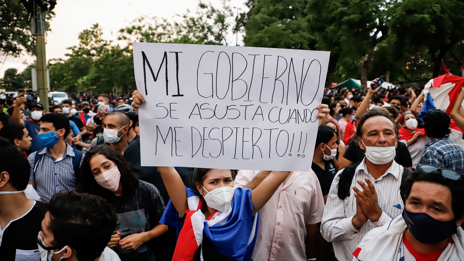 Una manifestante sostiene un cartel durante una manifestación frente al Congreso Nacional, en Asunción (EFE/Nathalia Aguilar)