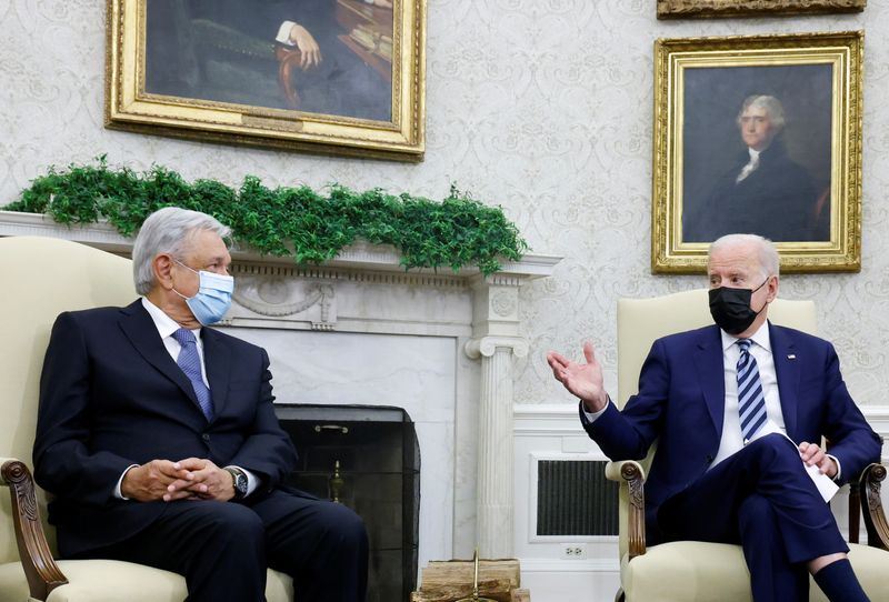 Imagen de archivo del presidente de Estados Unidos, Joe Biden, conversando con su homologo Andrés Manuel López Obrador, en la Casa Blanca (Foto: Reuters)
