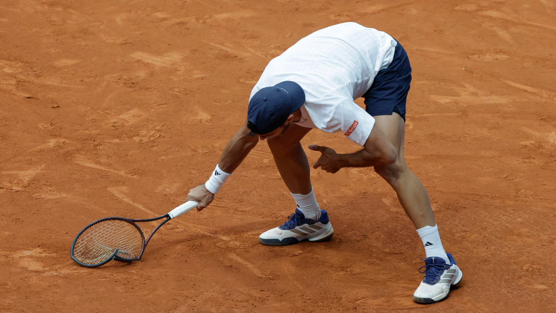 El ataque de furia de Francisco Cer&uacute;ndolo en Madrid: rompi&oacute; su raqueta tras perder el primer set frente a Alexander Blockx