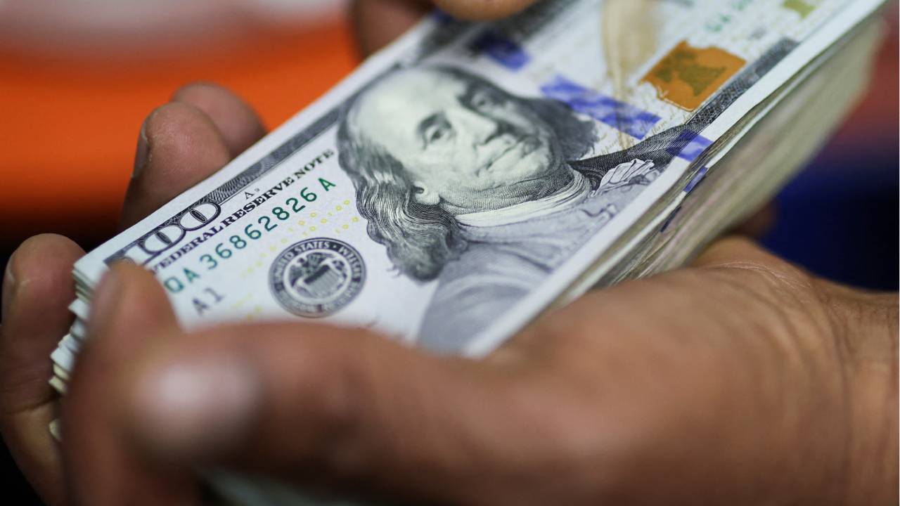 El d&oacute;lar volvi&oacute; a caer y se sigue ampliando la distancia con el techo de las bandas
