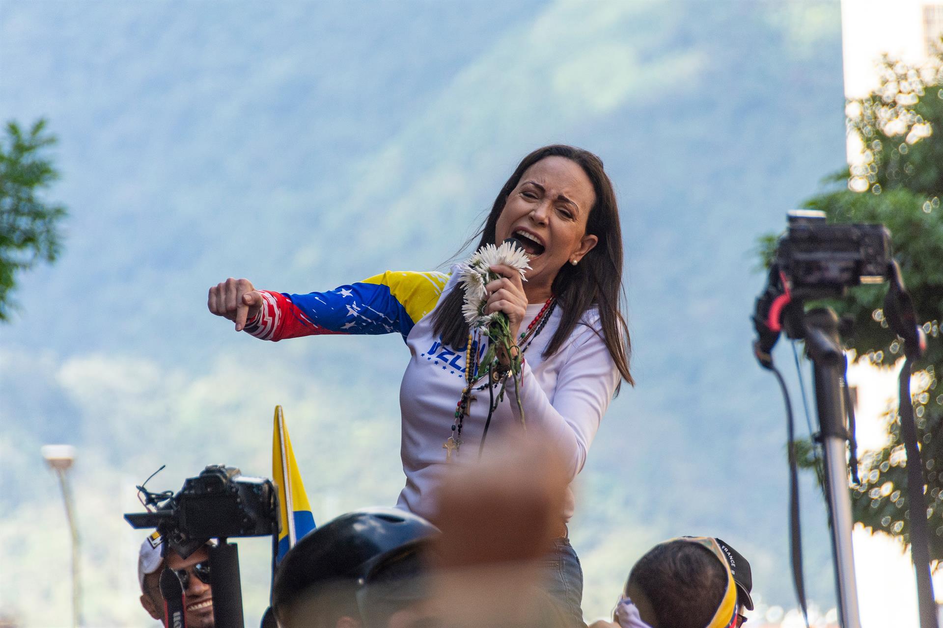 Mejora la salud de la niña que fue operada luego de la explosión del “volcán” en una feria de ciencias de Pergamino